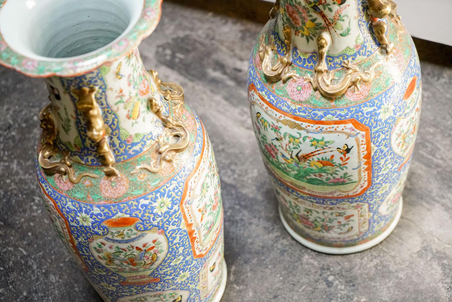 Chinois Paire de grands vases canton roses en porcelaine de Chine en vente