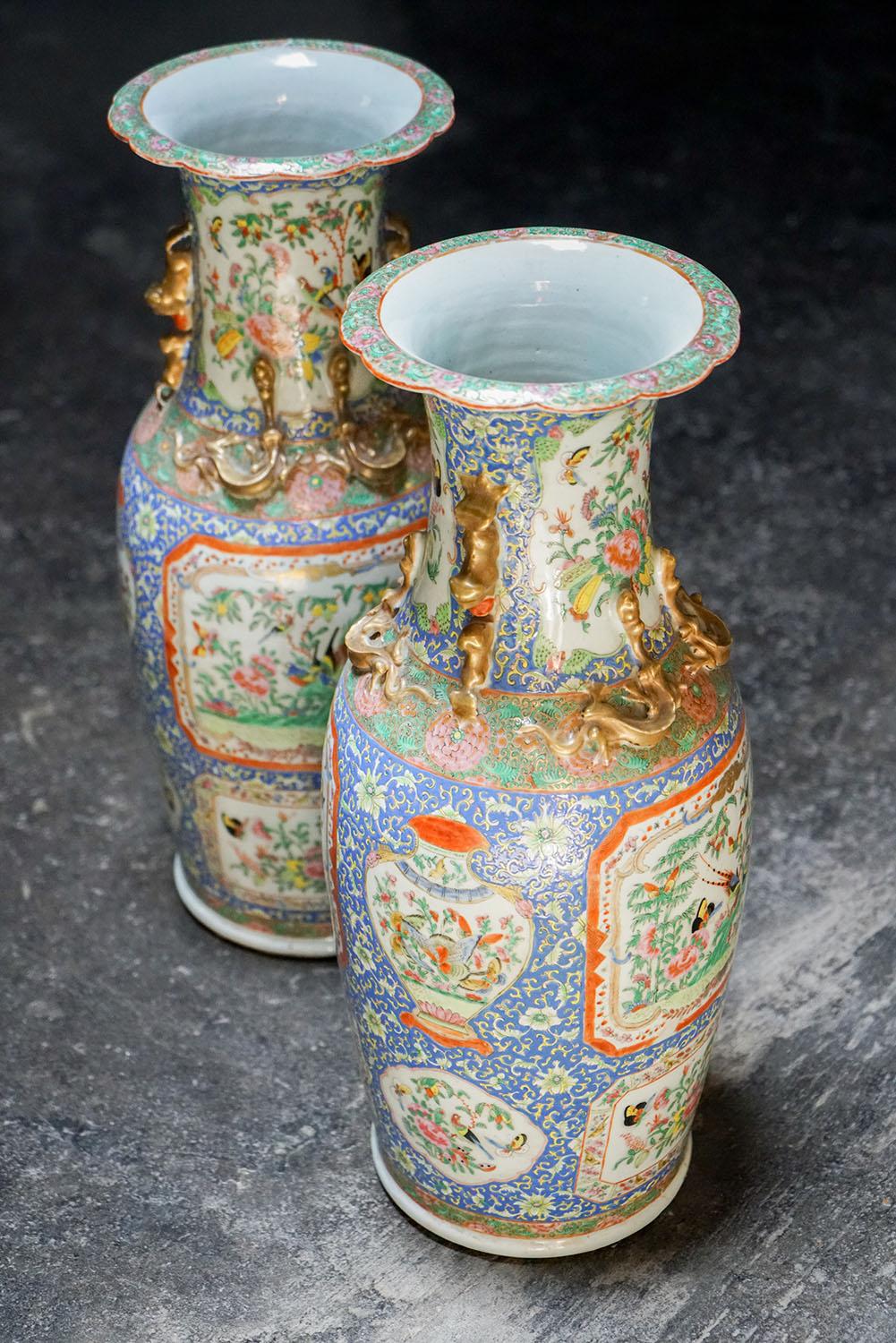 Paar große chinesische Kanton-Vasen aus Porzellan im Zustand „Gut“ im Angebot in Dallas, TX