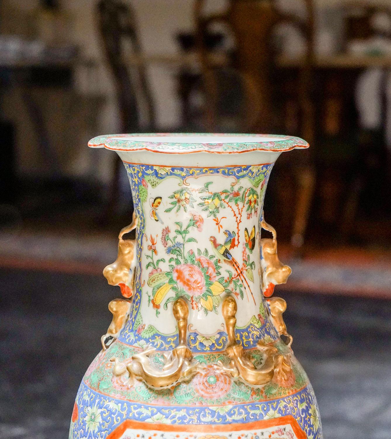 Porcelaine Paire de grands vases canton roses en porcelaine de Chine en vente