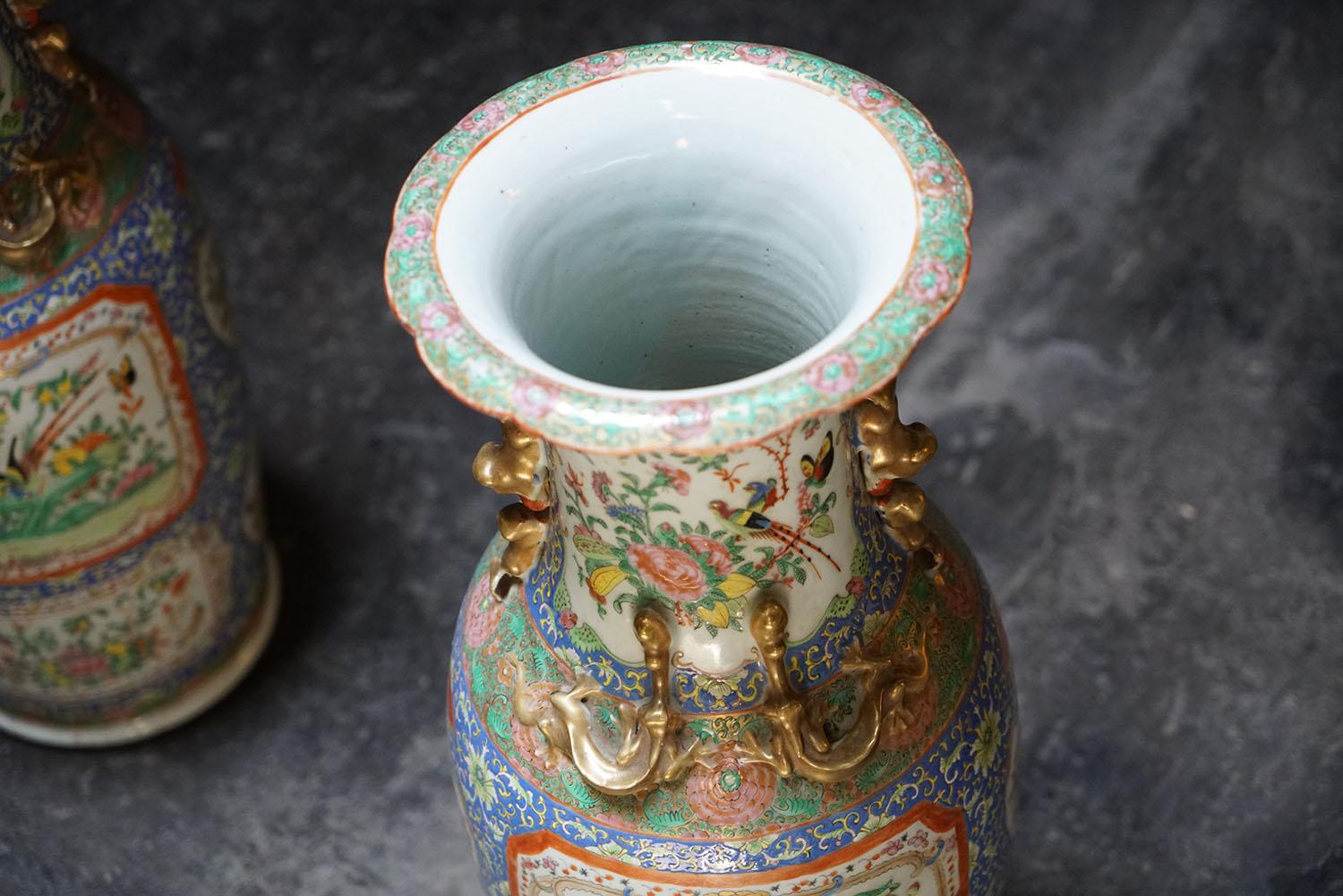 Paar große chinesische Kanton-Vasen aus Porzellan im Angebot 2