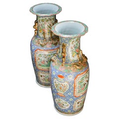 Paire de grands vases canton roses en porcelaine de Chine