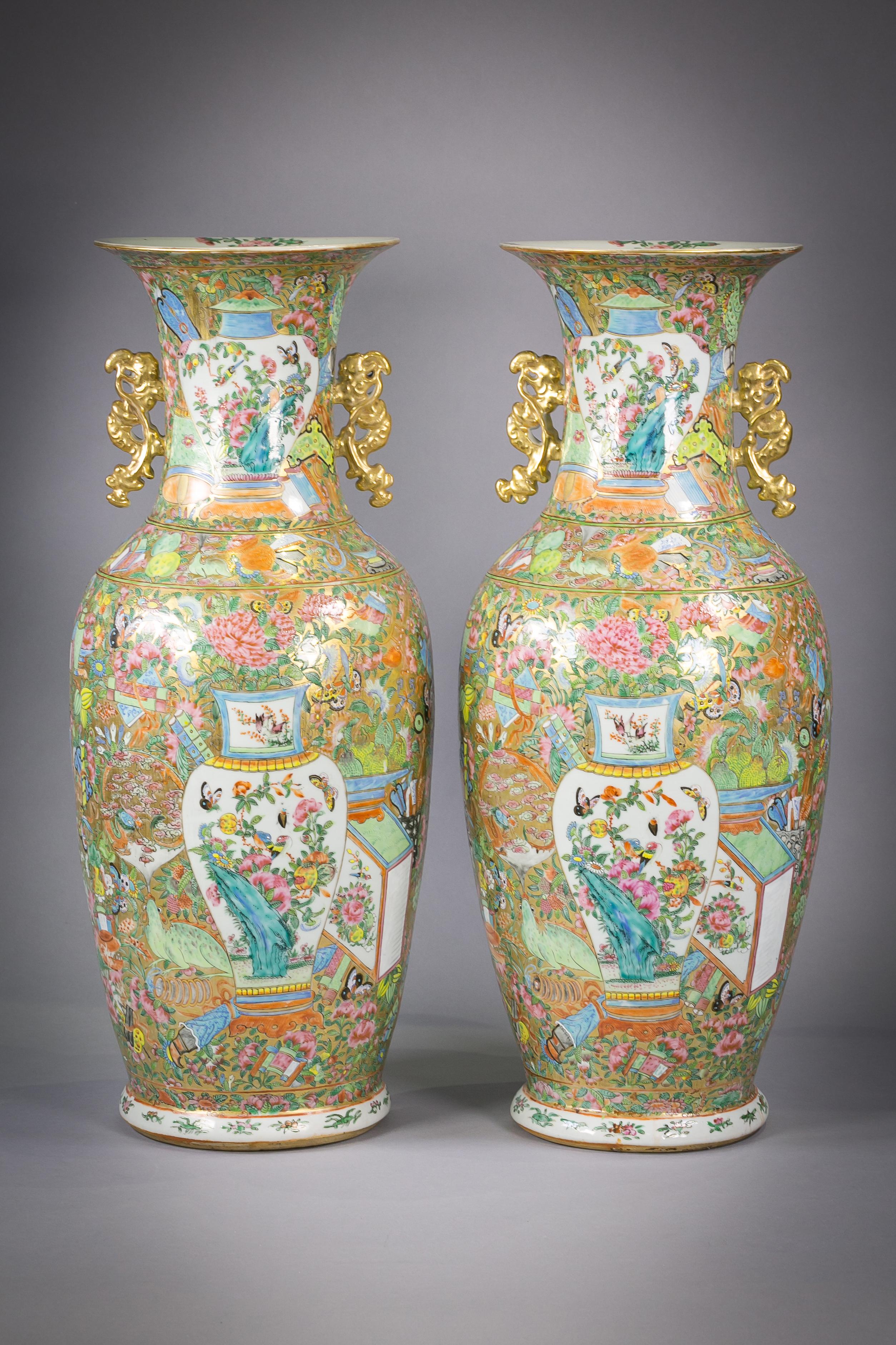 Chinois Paire de grands vases mandarins roses en porcelaine de Chine:: vers 1840 en vente