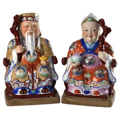 Pareja de grandes figuras de deidades sentadas de porcelana china del siglo XX