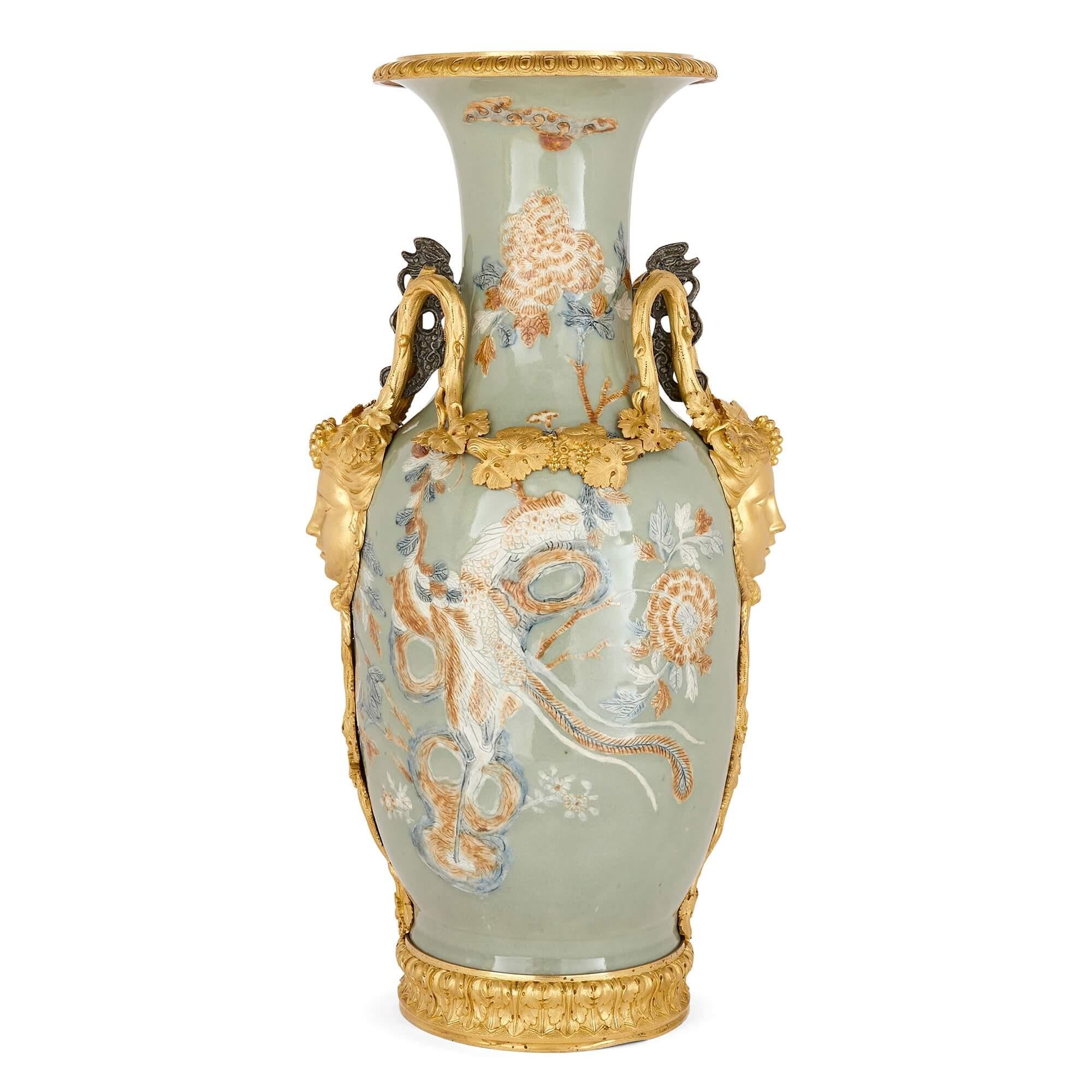 Louis-Philippe Paire de grands vases en porcelaine de Chine avec montures en bronze doré français en vente