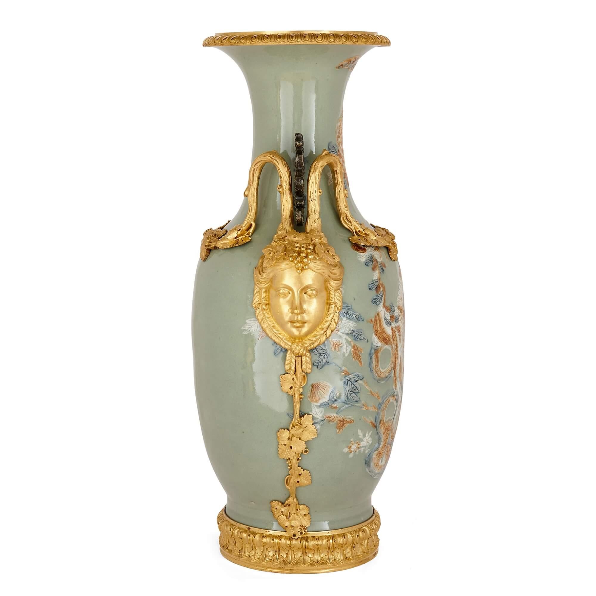 Français Paire de grands vases en porcelaine de Chine avec montures en bronze doré français en vente