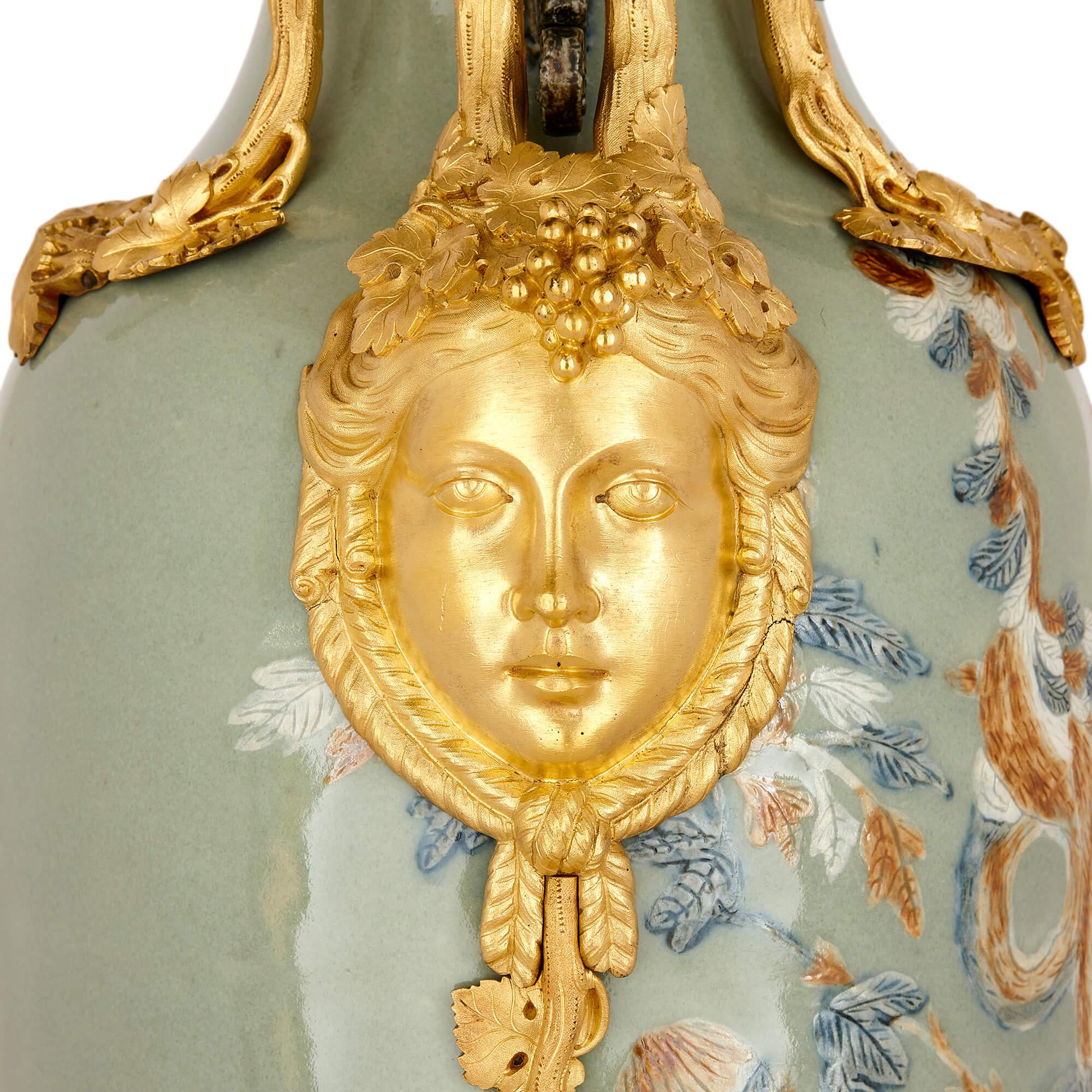 Sculpté Paire de grands vases en porcelaine de Chine avec montures en bronze doré français en vente