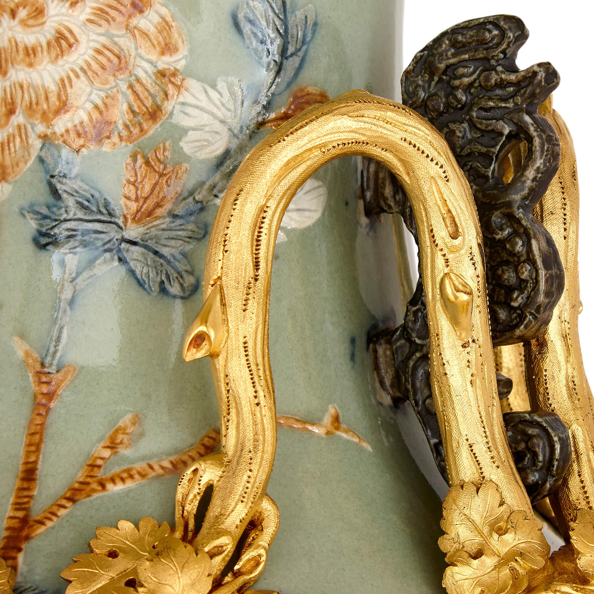 XIXe siècle Paire de grands vases en porcelaine de Chine avec montures en bronze doré français en vente