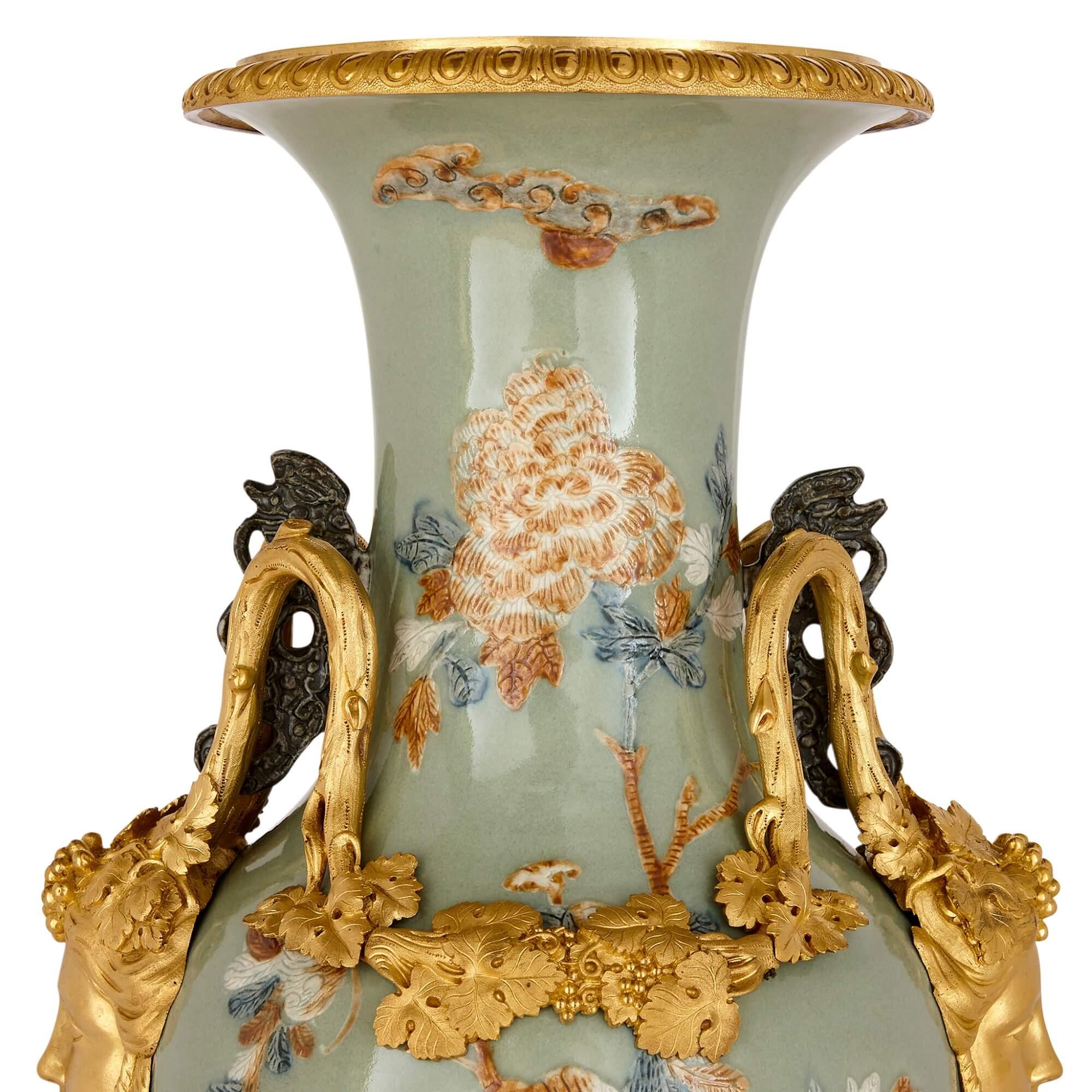 Porcelaine Paire de grands vases en porcelaine de Chine avec montures en bronze doré français en vente