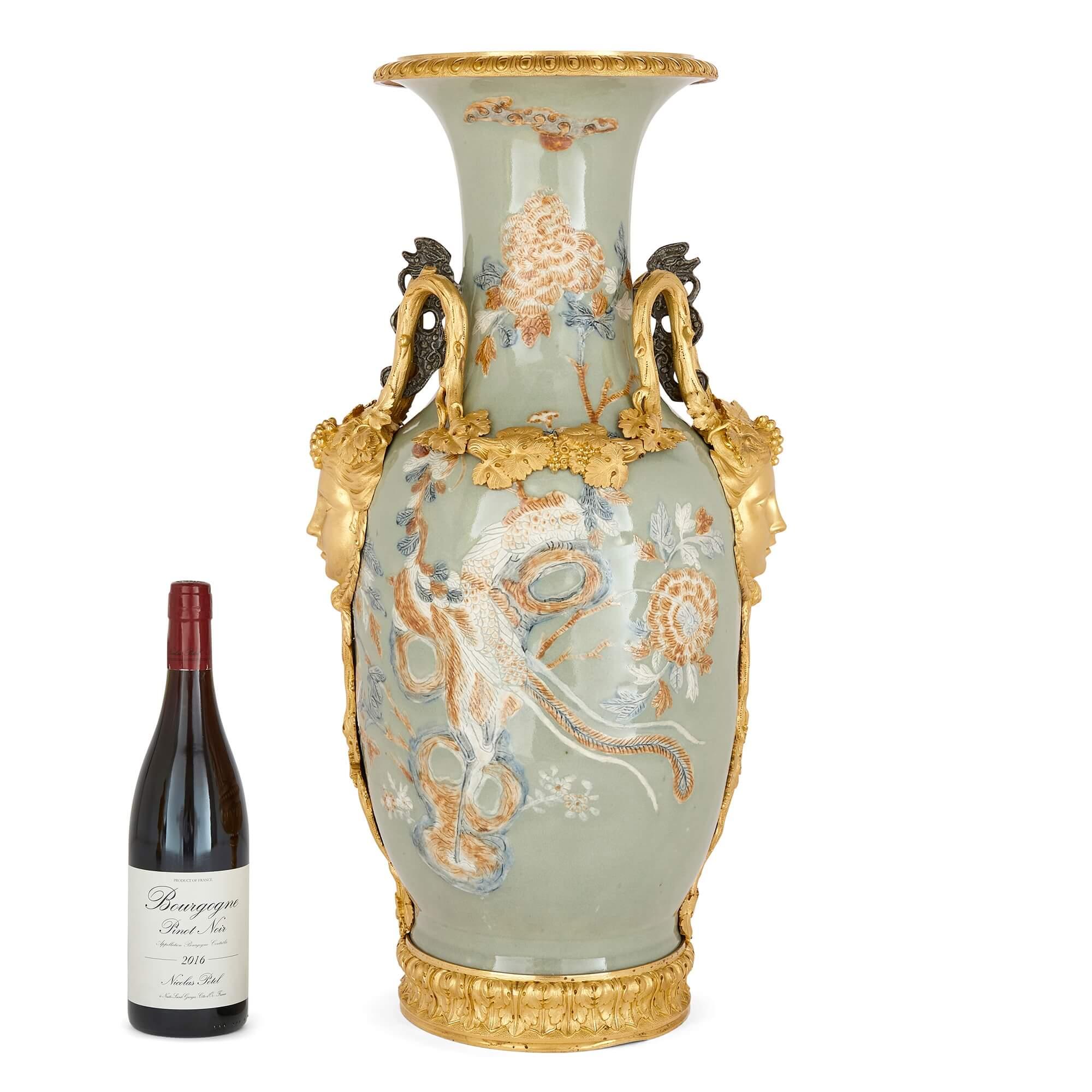 Paire de grands vases en porcelaine de Chine avec montures en bronze doré français en vente 1