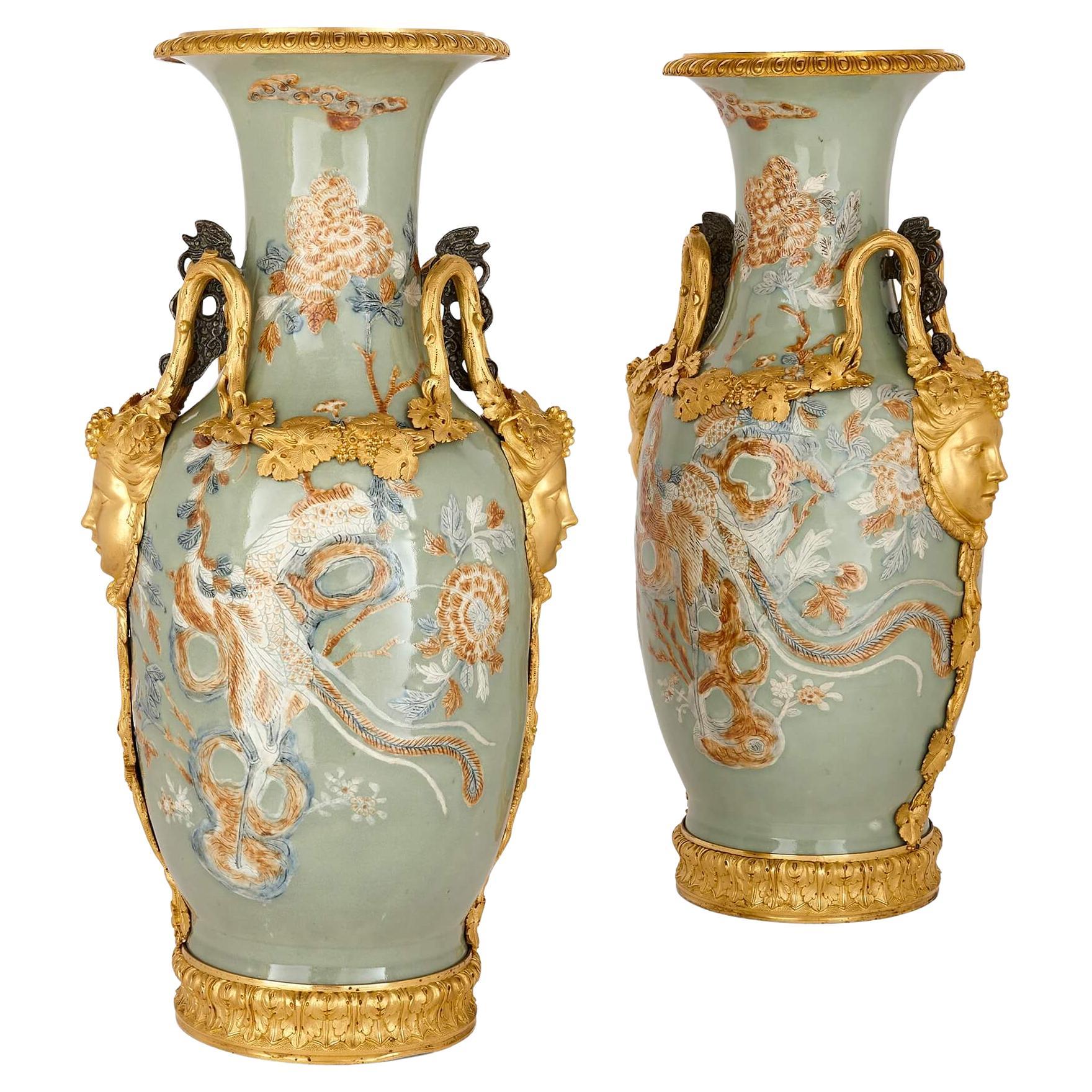 Paire de grands vases en porcelaine de Chine avec montures en bronze doré français en vente