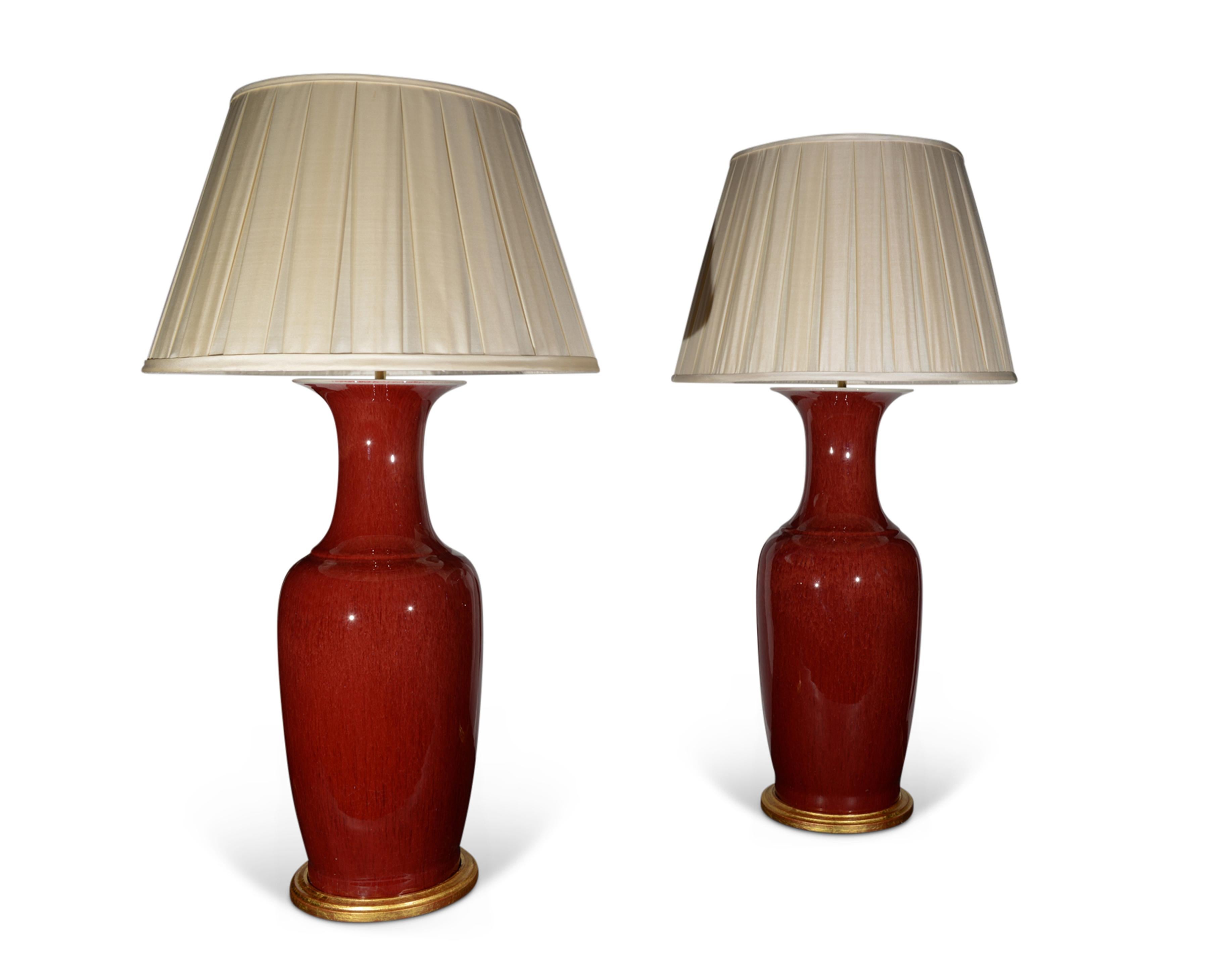 Paar große chinesische Sang-de-Boeuf-Baluster-Tischlampen aus Porzellan des 20. Jahrhunderts (Chinesisch) im Angebot