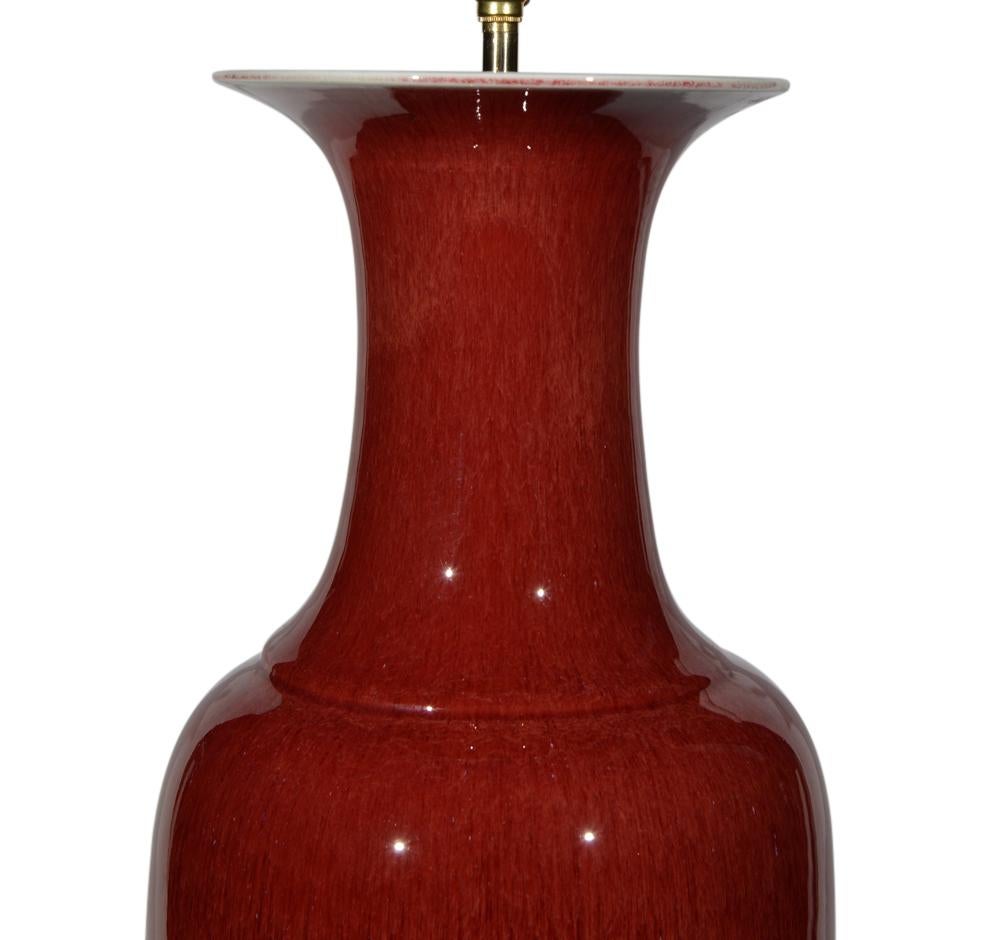 Paar große chinesische Sang-de-Boeuf-Baluster-Tischlampen aus Porzellan des 20. Jahrhunderts (Glasiert) im Angebot
