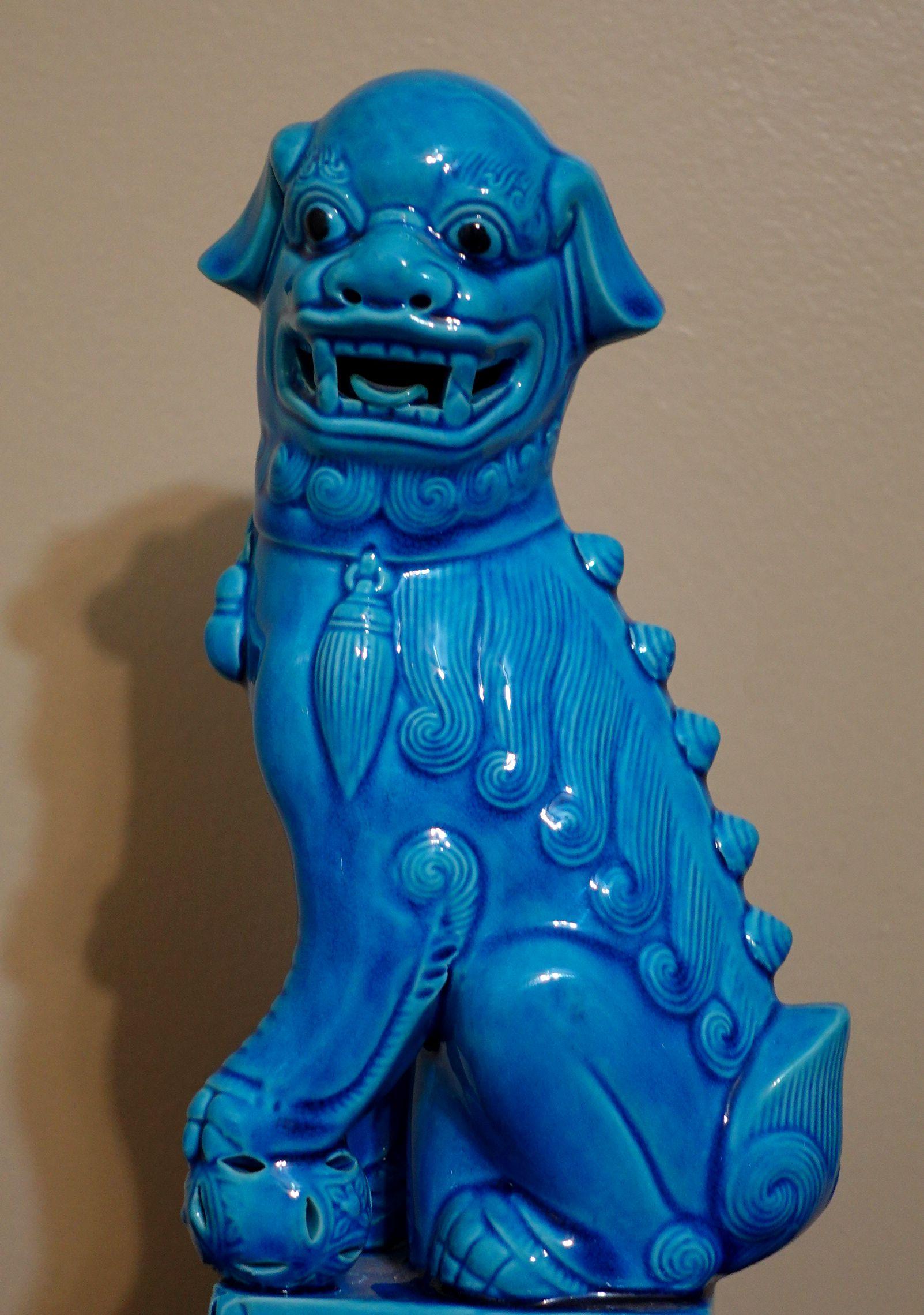  Paire de grands chiens Foo chinois en porcelaine émaillée turquoise montés en vente 4