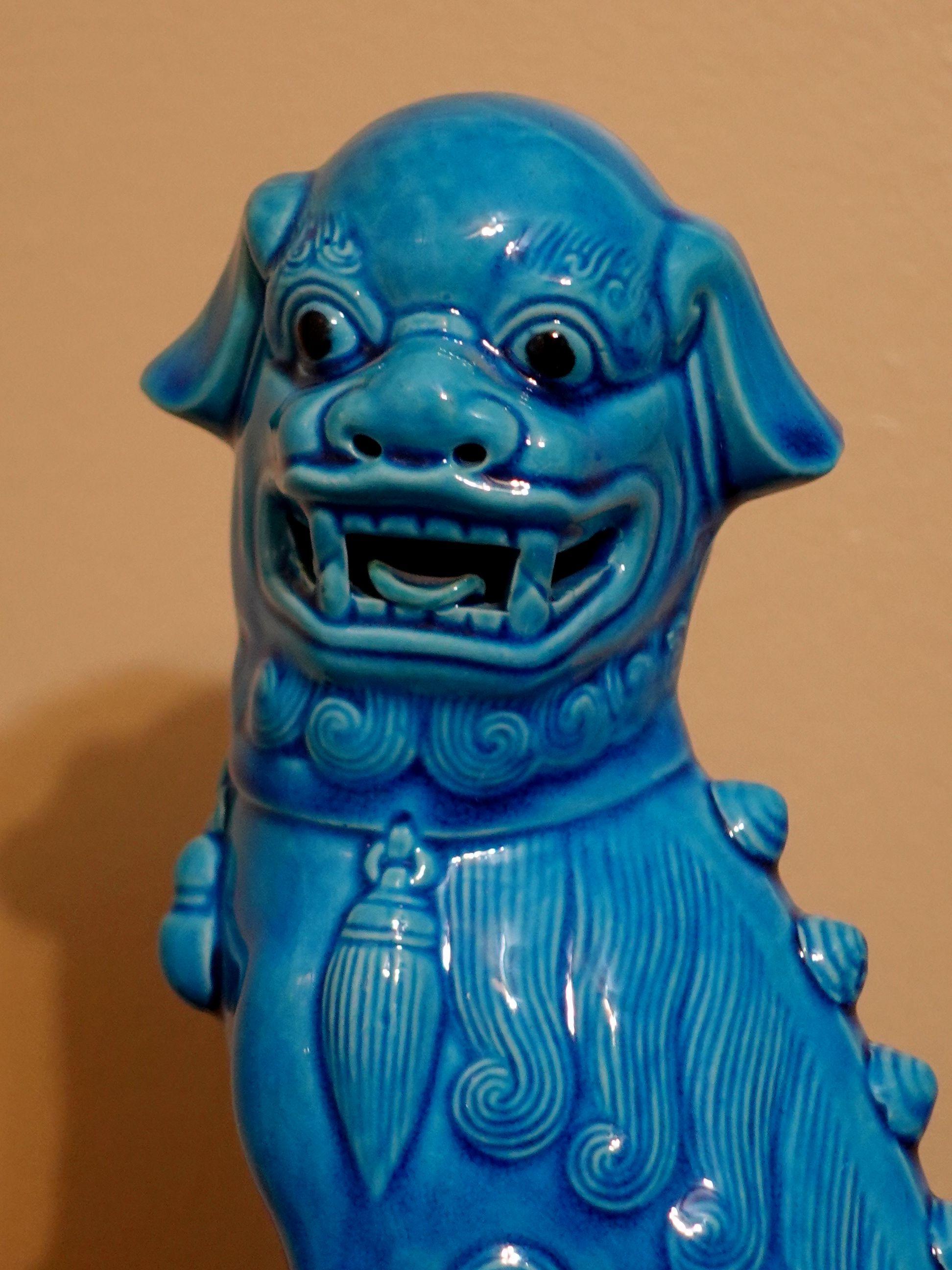  Paire de grands chiens Foo chinois en porcelaine émaillée turquoise montés en vente 5
