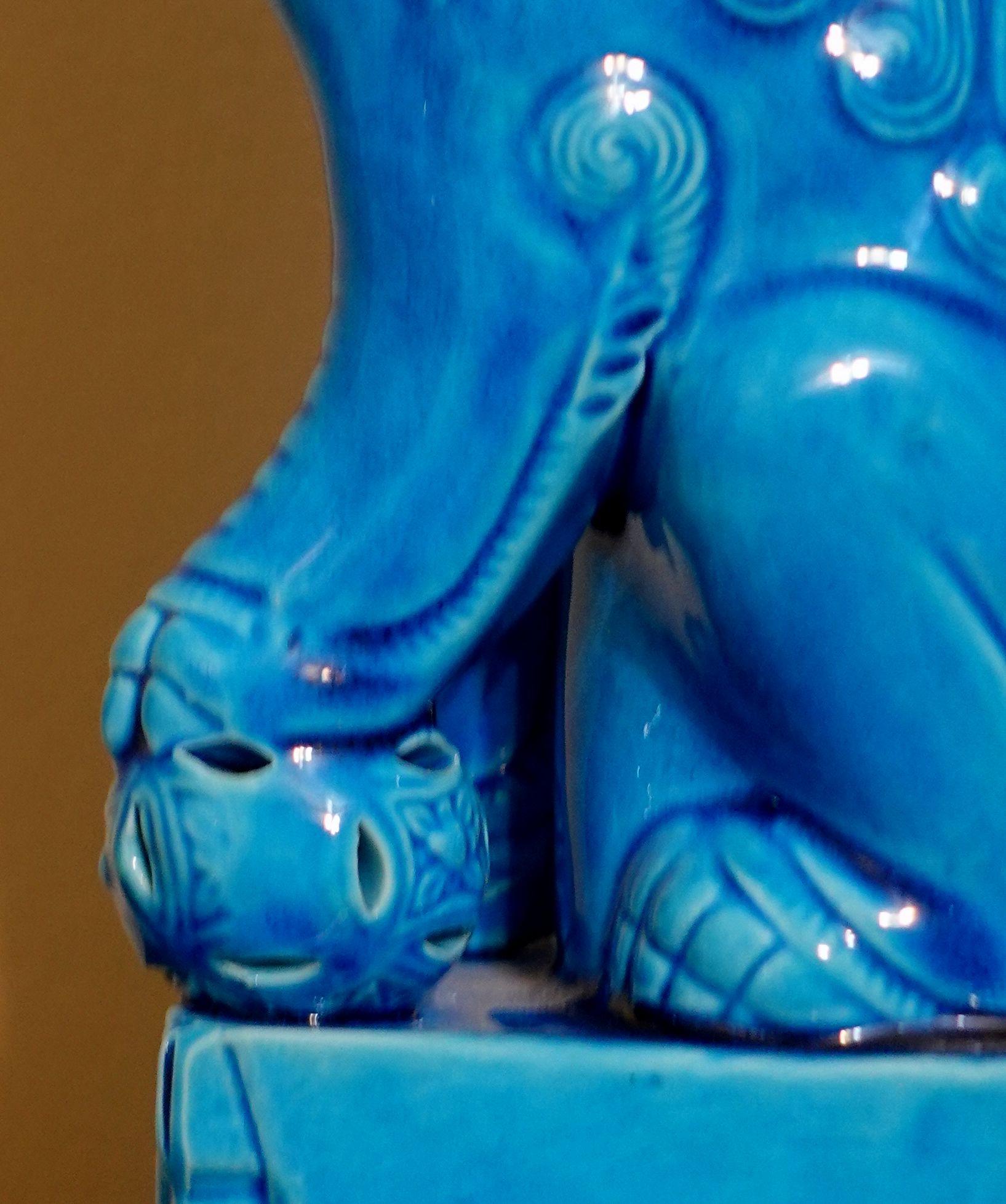  Paire de grands chiens Foo chinois en porcelaine émaillée turquoise montés en vente 6