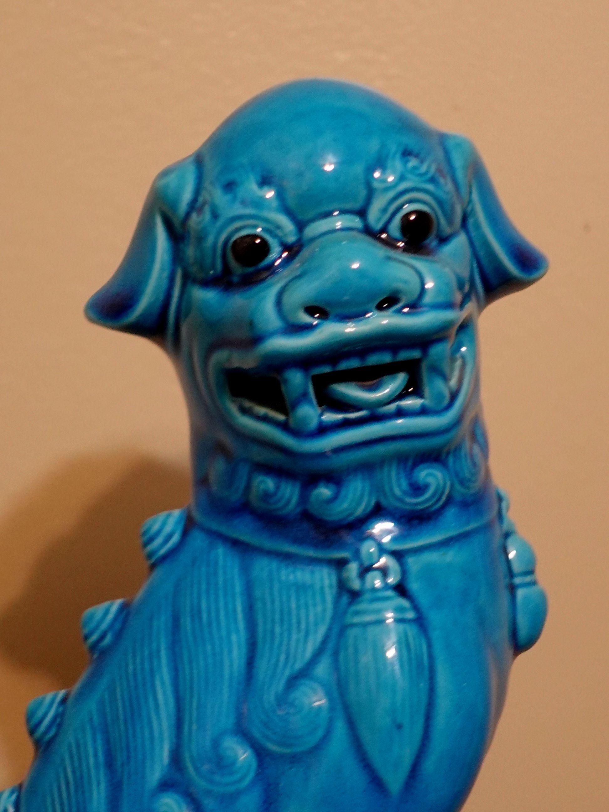  Paire de grands chiens Foo chinois en porcelaine émaillée turquoise montés en vente 8