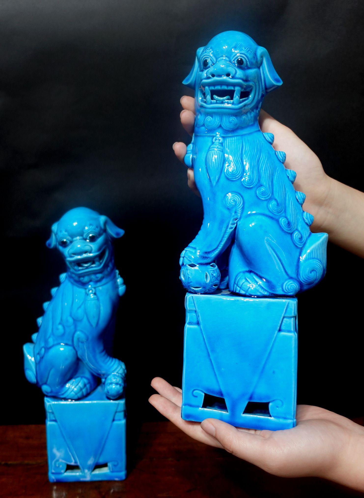  Paire de grands chiens Foo chinois en porcelaine émaillée turquoise montés en vente 12