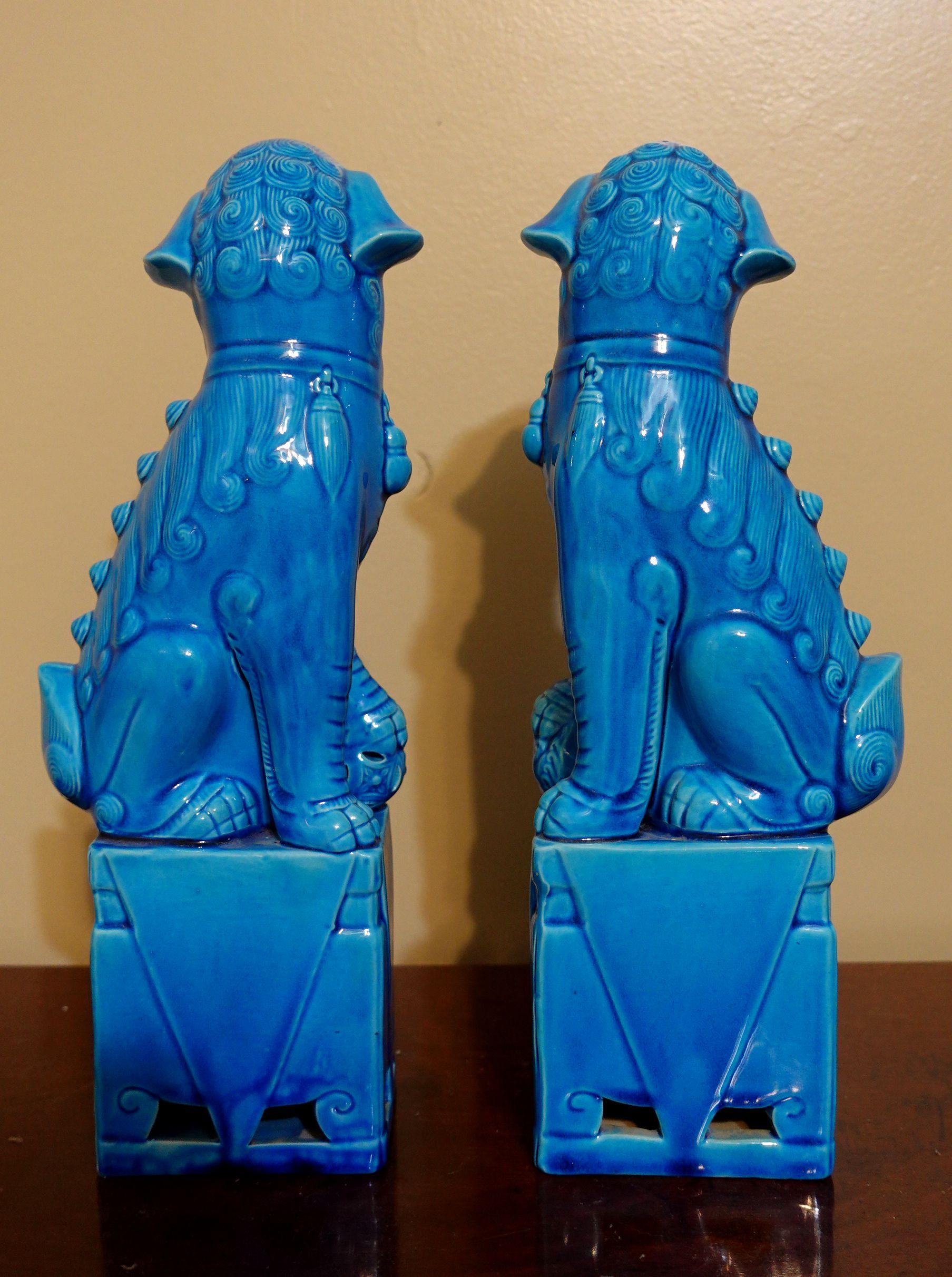 Porcelaine  Paire de grands chiens Foo chinois en porcelaine émaillée turquoise montés en vente
