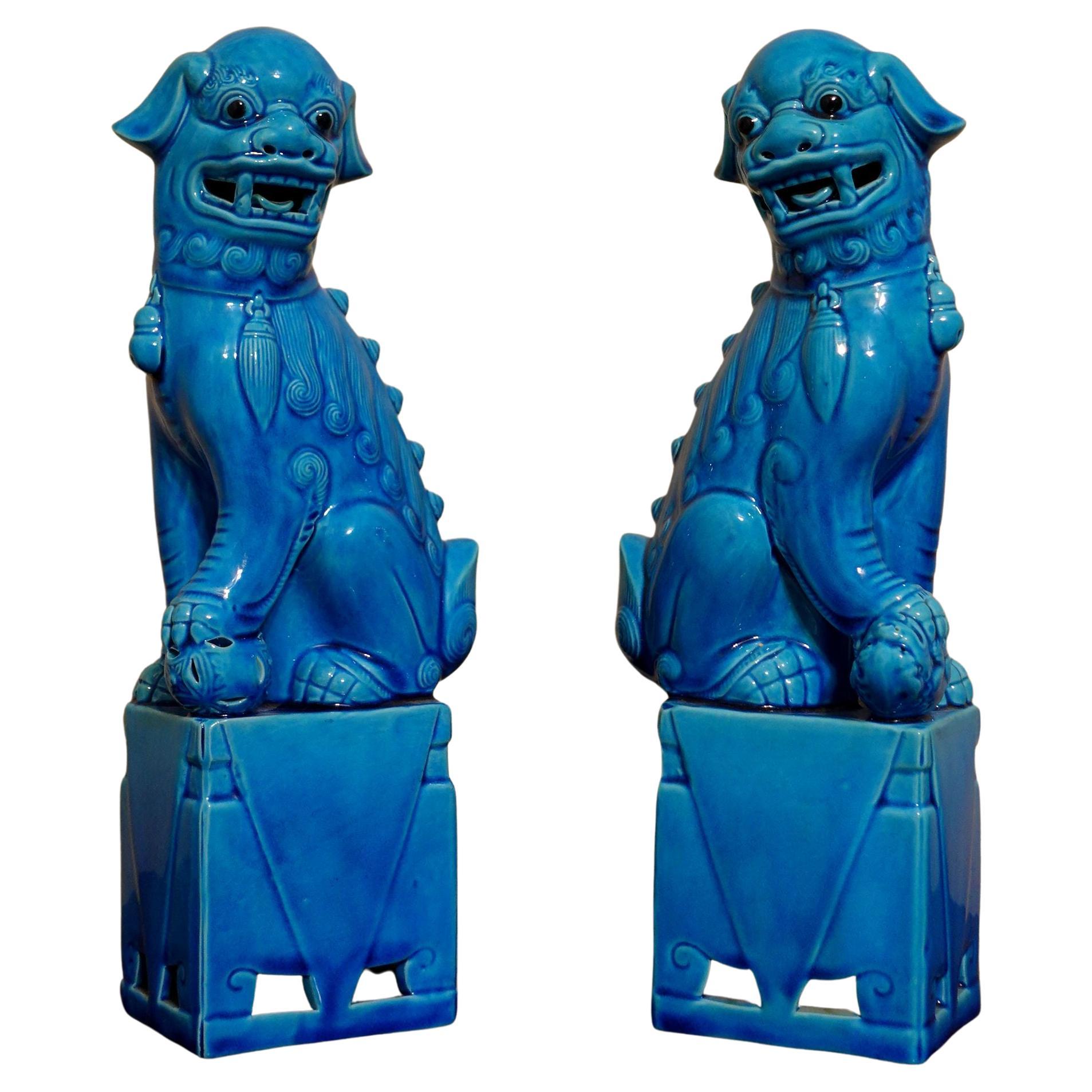  Paire de grands chiens Foo chinois en porcelaine émaillée turquoise montés en vente