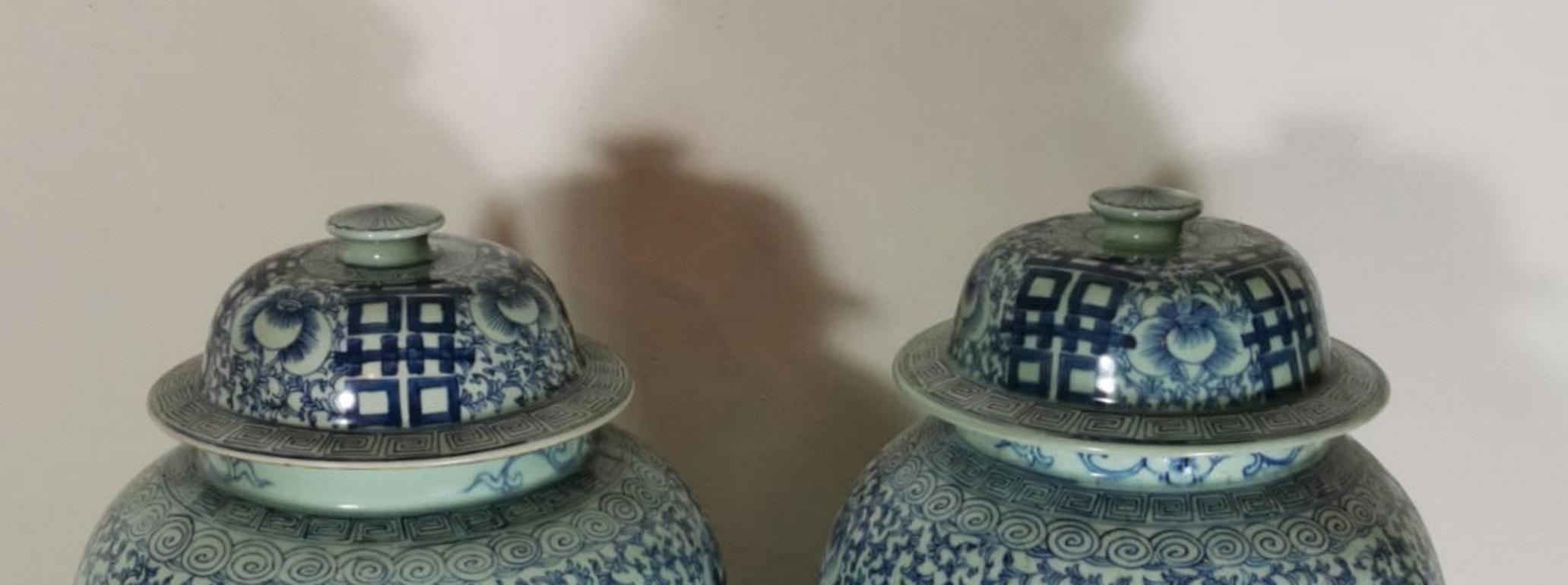 19th Century Pair of Large Chinese Wedding Vases with Lids 'Potiches' 1850