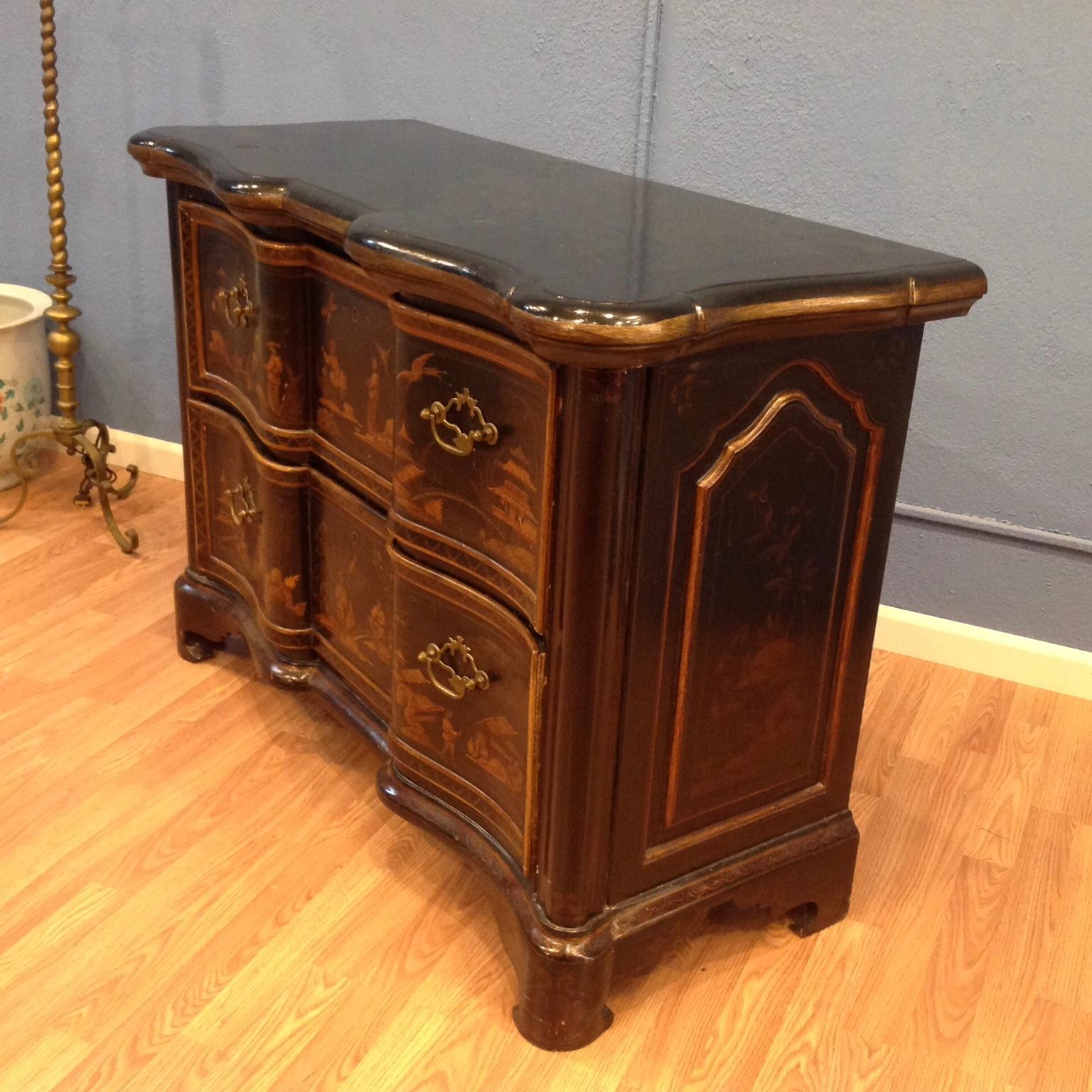 Pair of Large Chinoiserie Serpentine Commodes In Good Condition In West Palm Beach, FL