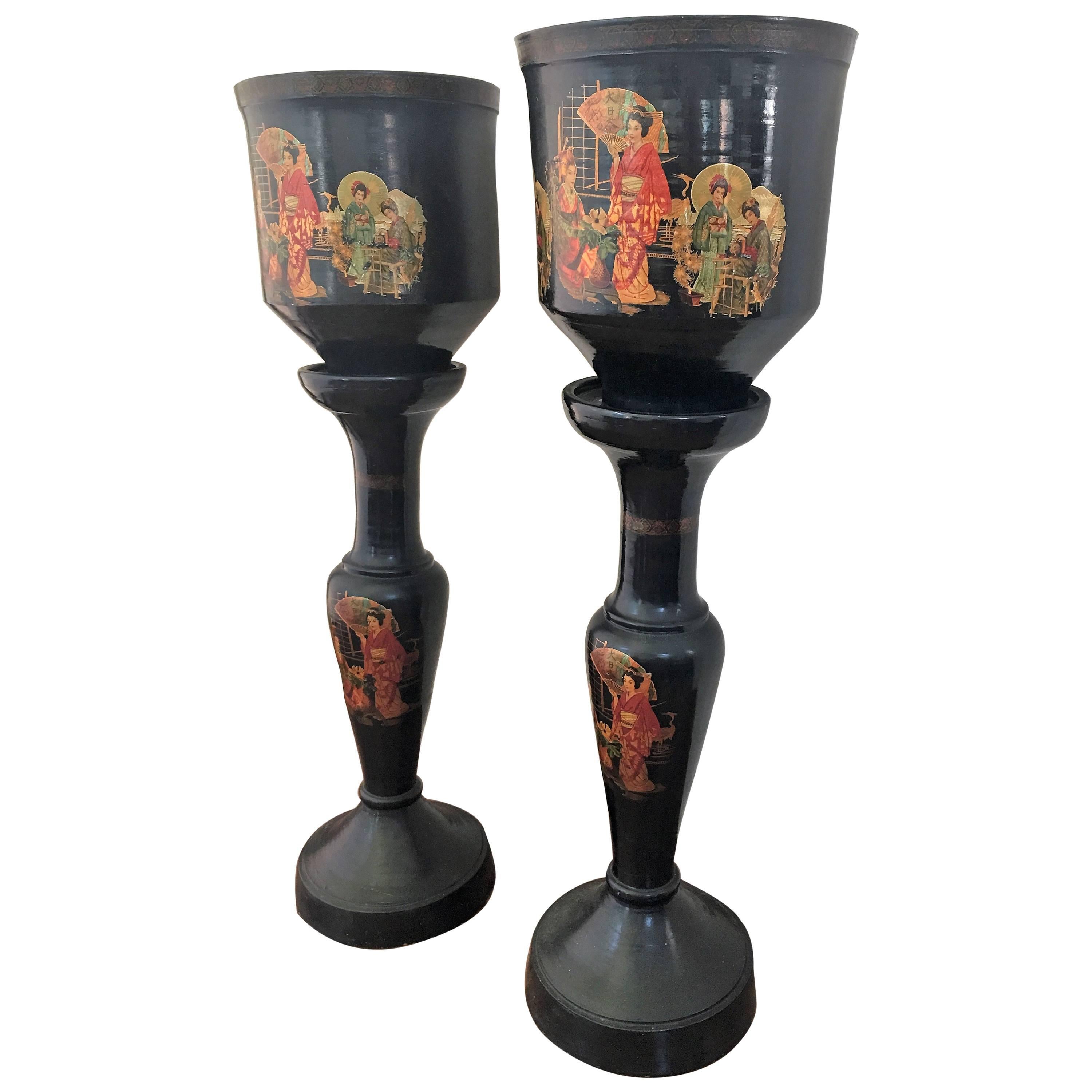 Paar große Urnen oder Vasen im Chinoiserie-Stil auf Sockeln aus glasierter Terrakotta