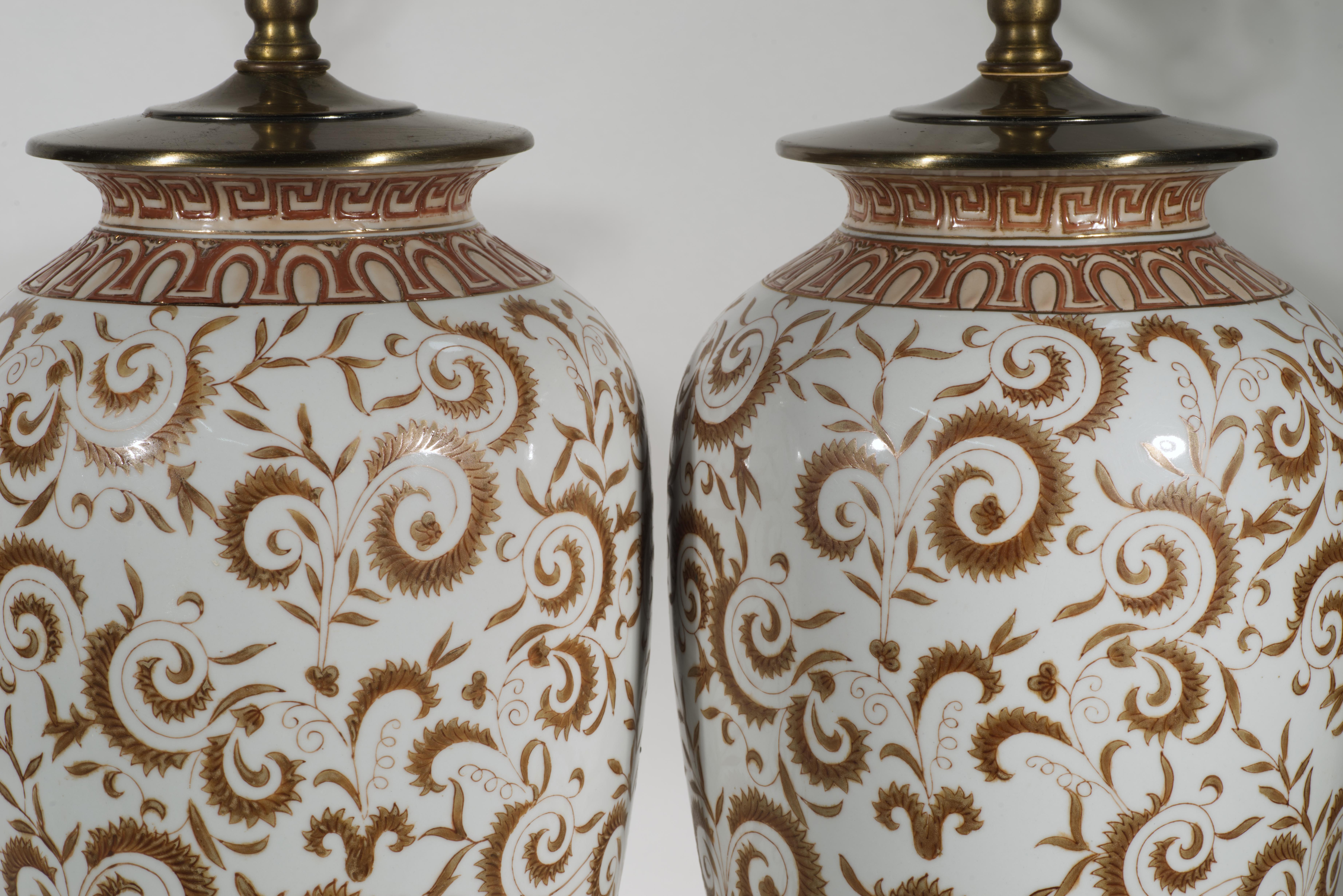 Pair of Large Chinoiserie Urn Table Lamps Hand-painted Vintage For Sale 5