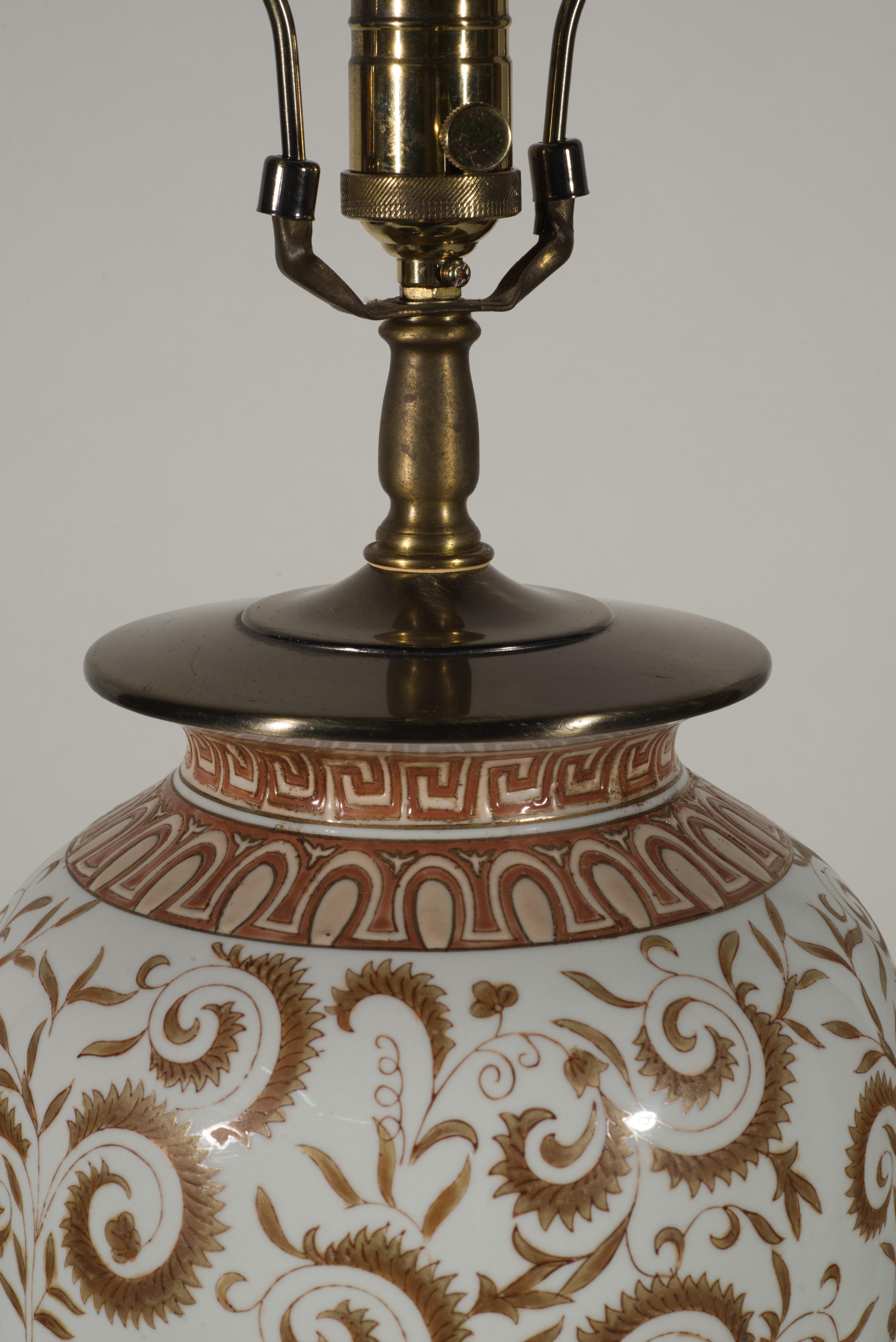 Pair of Large Chinoiserie Urn Table Lamps Hand-painted Vintage In Good Condition For Sale In Clifton Springs, NY