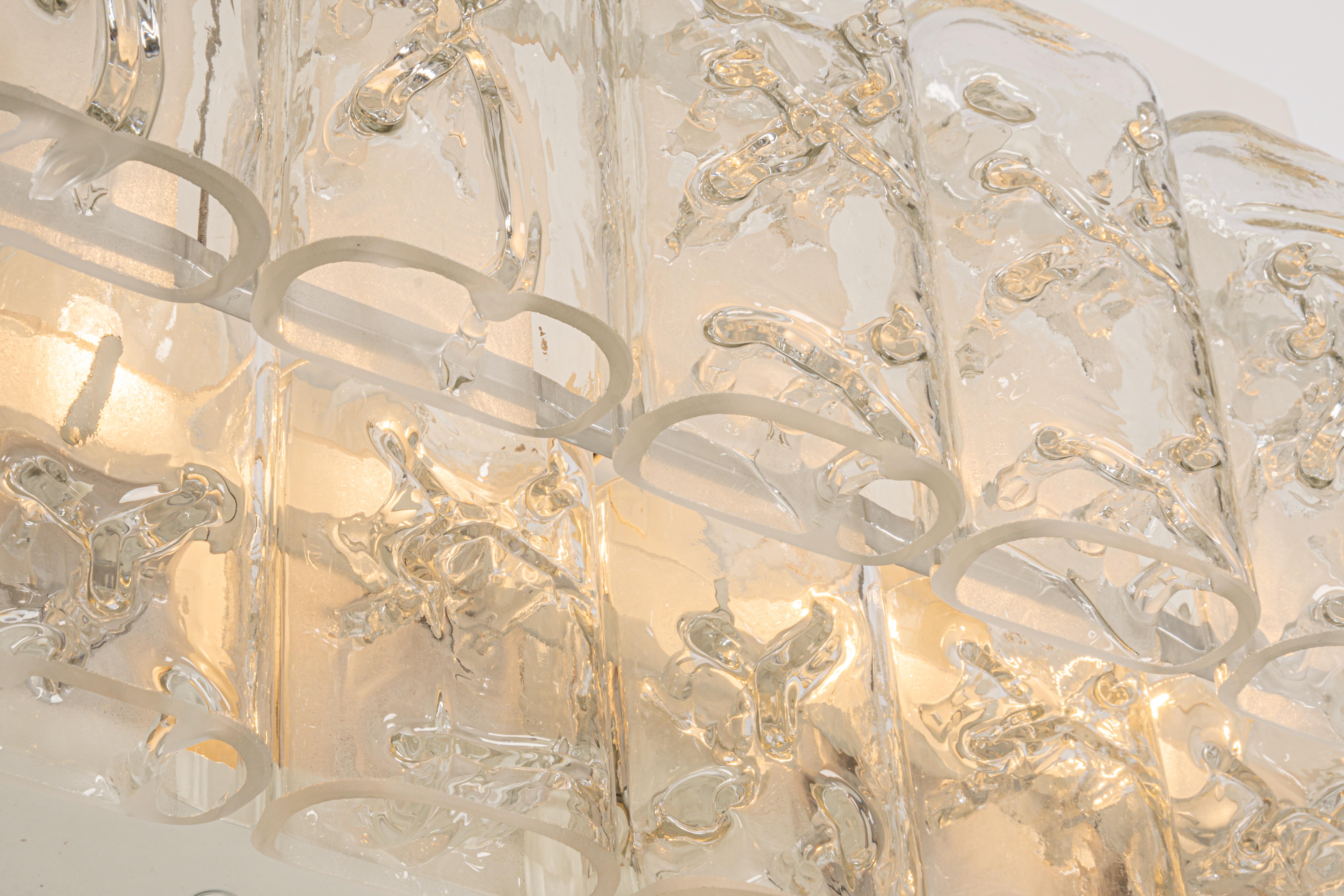 Ein Paar große Wandleuchten aus Chrom und Muranoglas, hergestellt von Doria Leuchten, Deutschland, ca. 1960-1969.
Hochwertig und in sehr gutem Zustand. Gereinigt, gut verkabelt und einsatzbereit.

Jede Leuchte benötigt 4 x E27 Standard-Glühbirnen