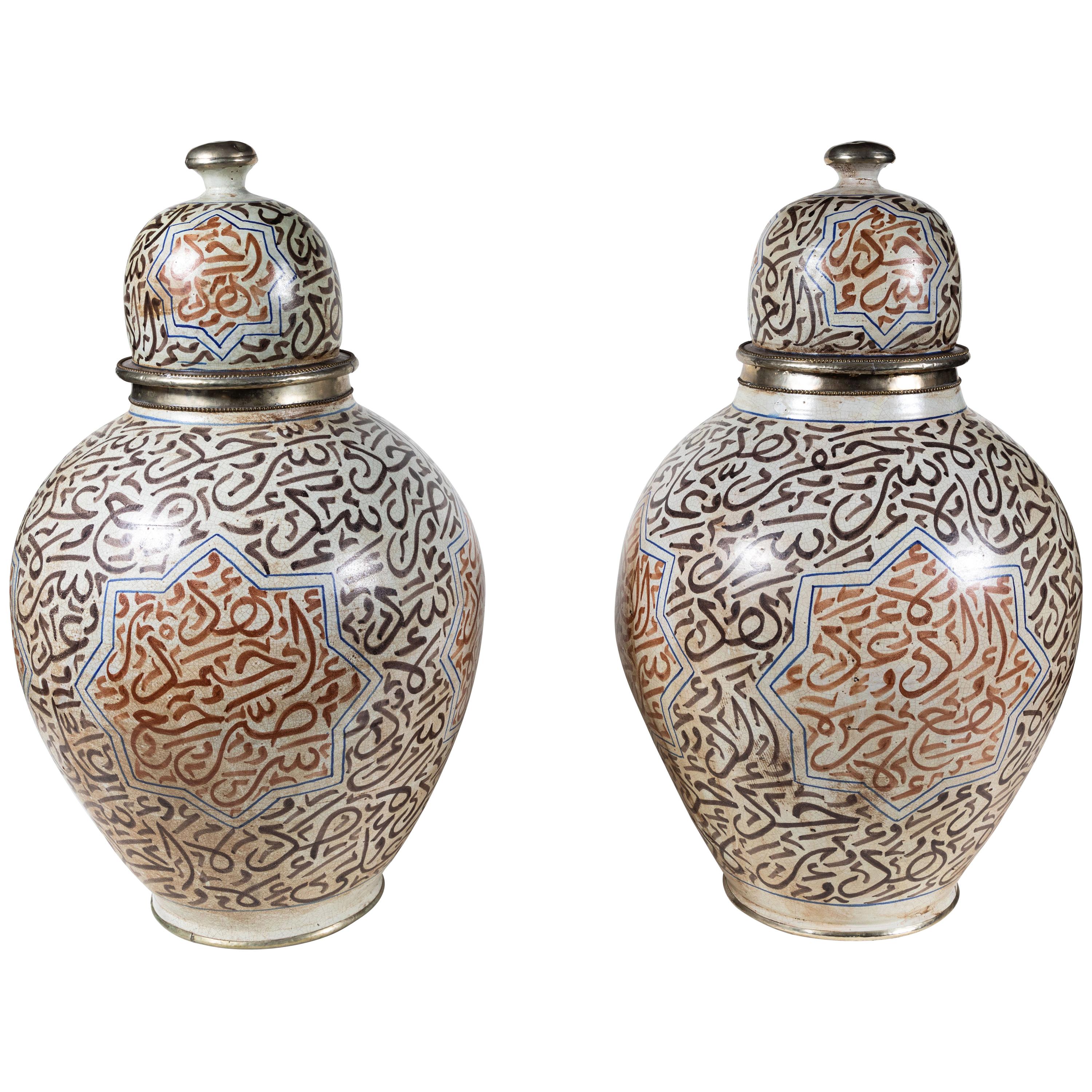 Coppia di grandi urne moresche con coperchio, del 1900 circa