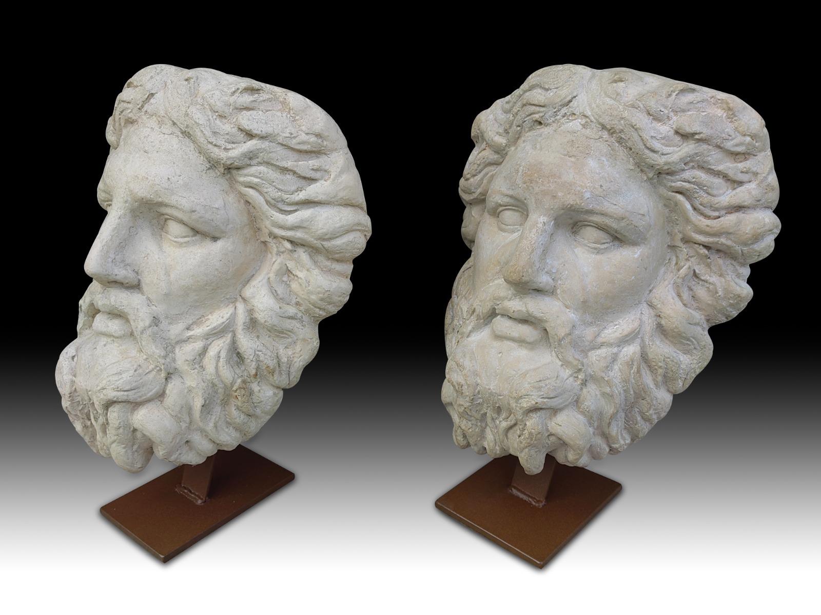 Pair of large classic masks from the 50's. Masks of large size and weight in terracotta or similar on iron bases. Very decorative. Measures: 51x35x20 cm and without bases: 44x35x20 cm
Good condition.