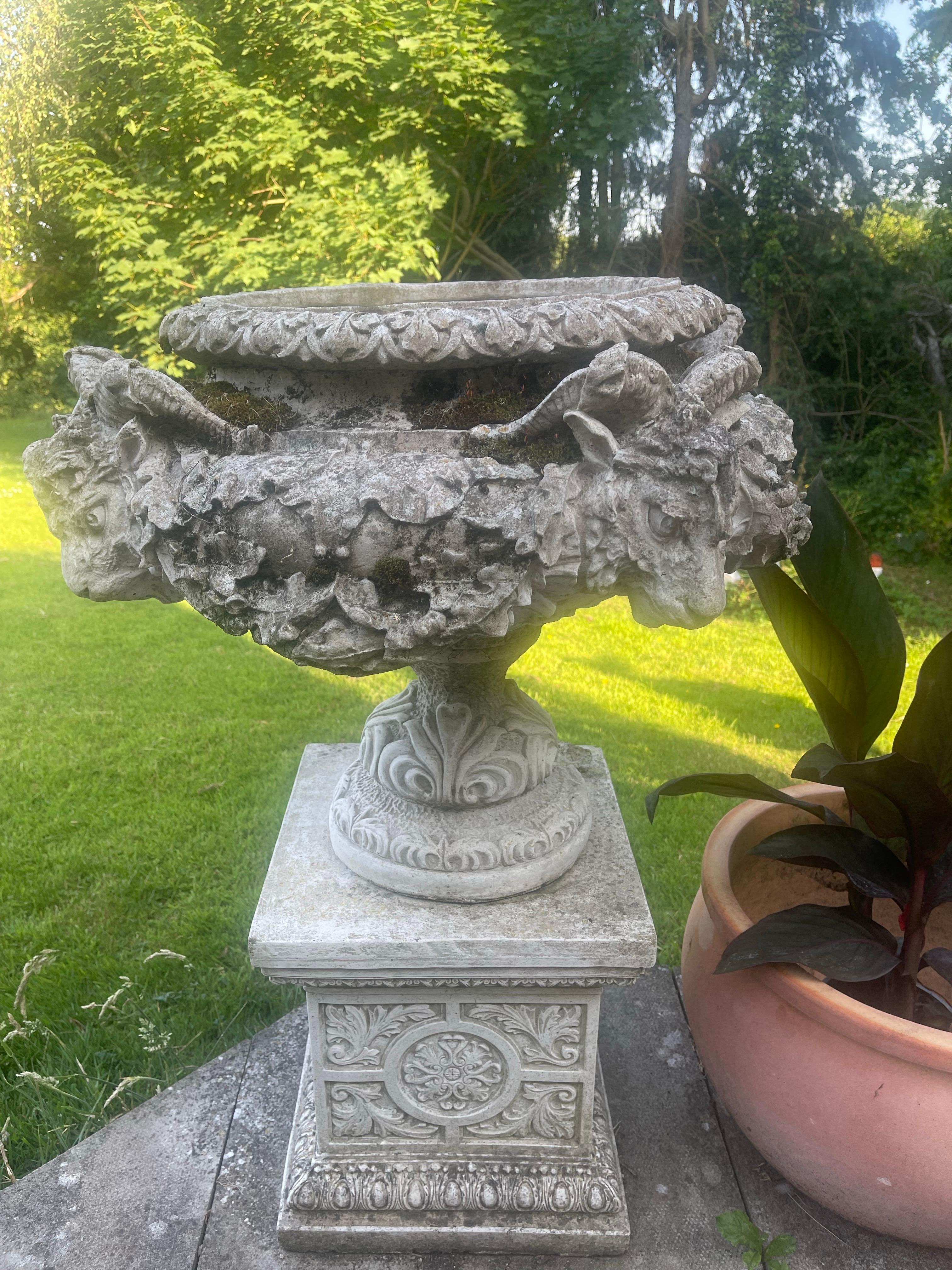Zwei große Gartenurnen aus Verbundstein im klassischen Stil auf Sockeln im Angebot 5