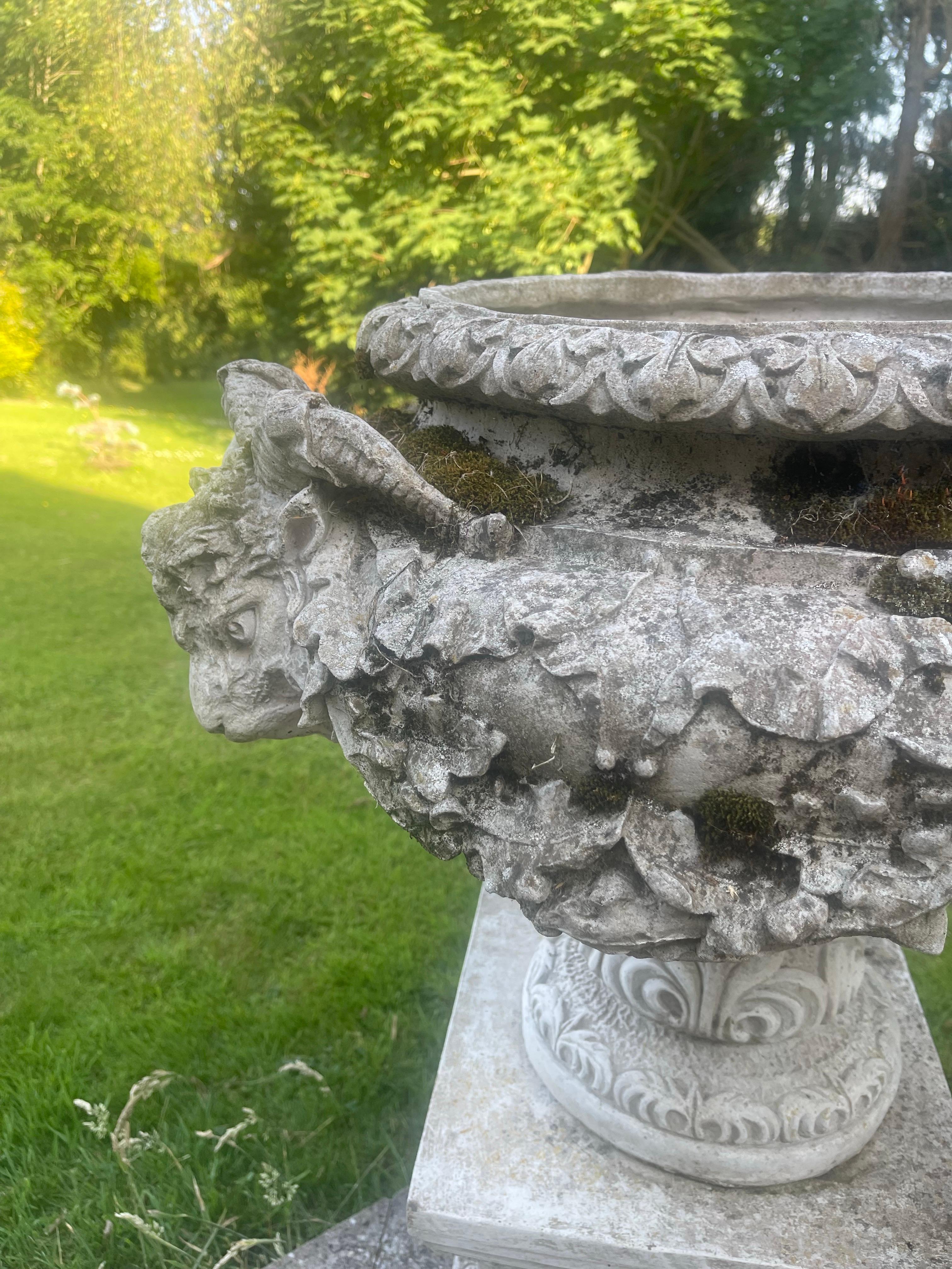 Zwei große Gartenurnen aus Verbundstein im klassischen Stil auf Sockeln im Angebot 6