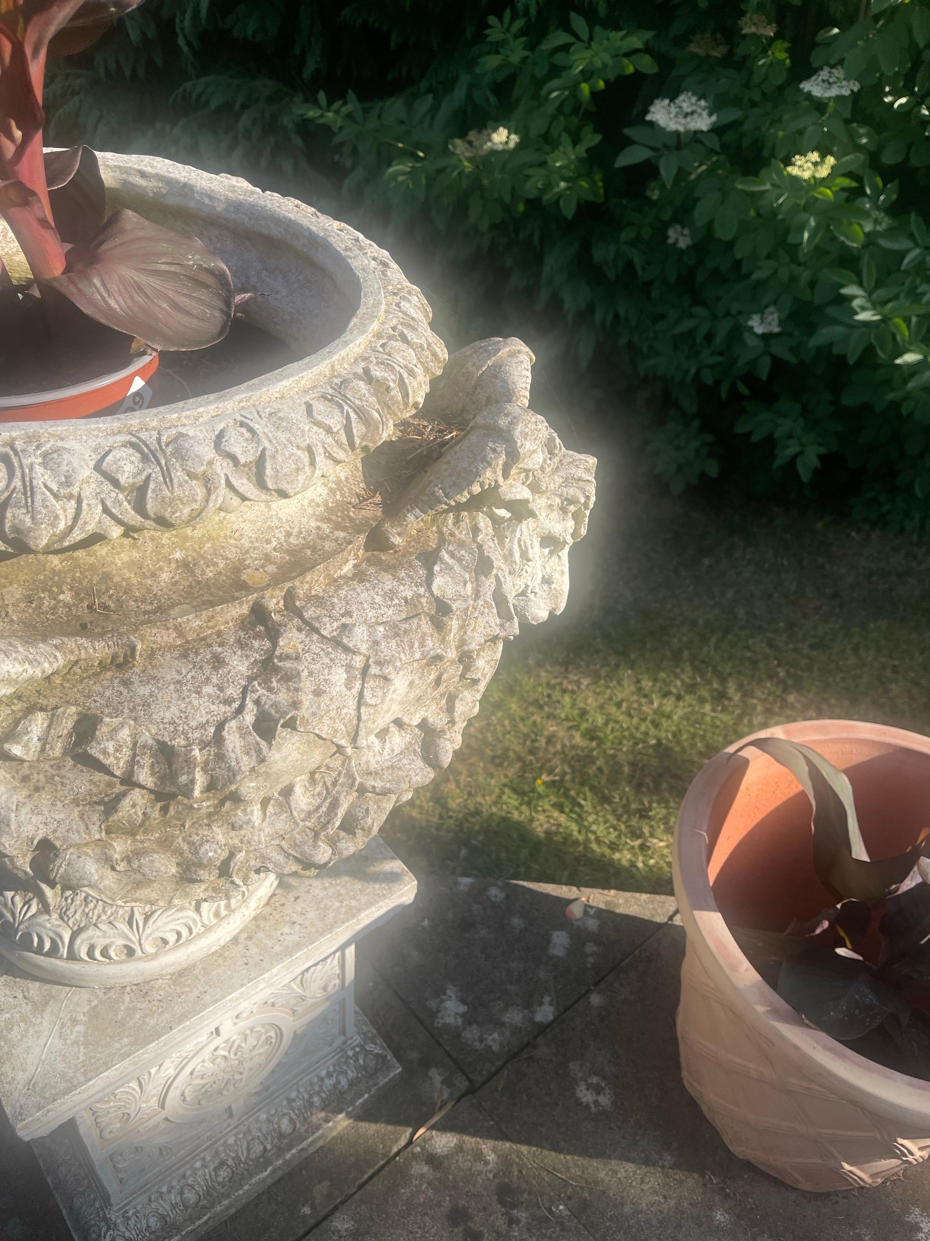 Zwei große Gartenurnen aus Verbundstein im klassischen Stil auf Sockeln im Angebot 7