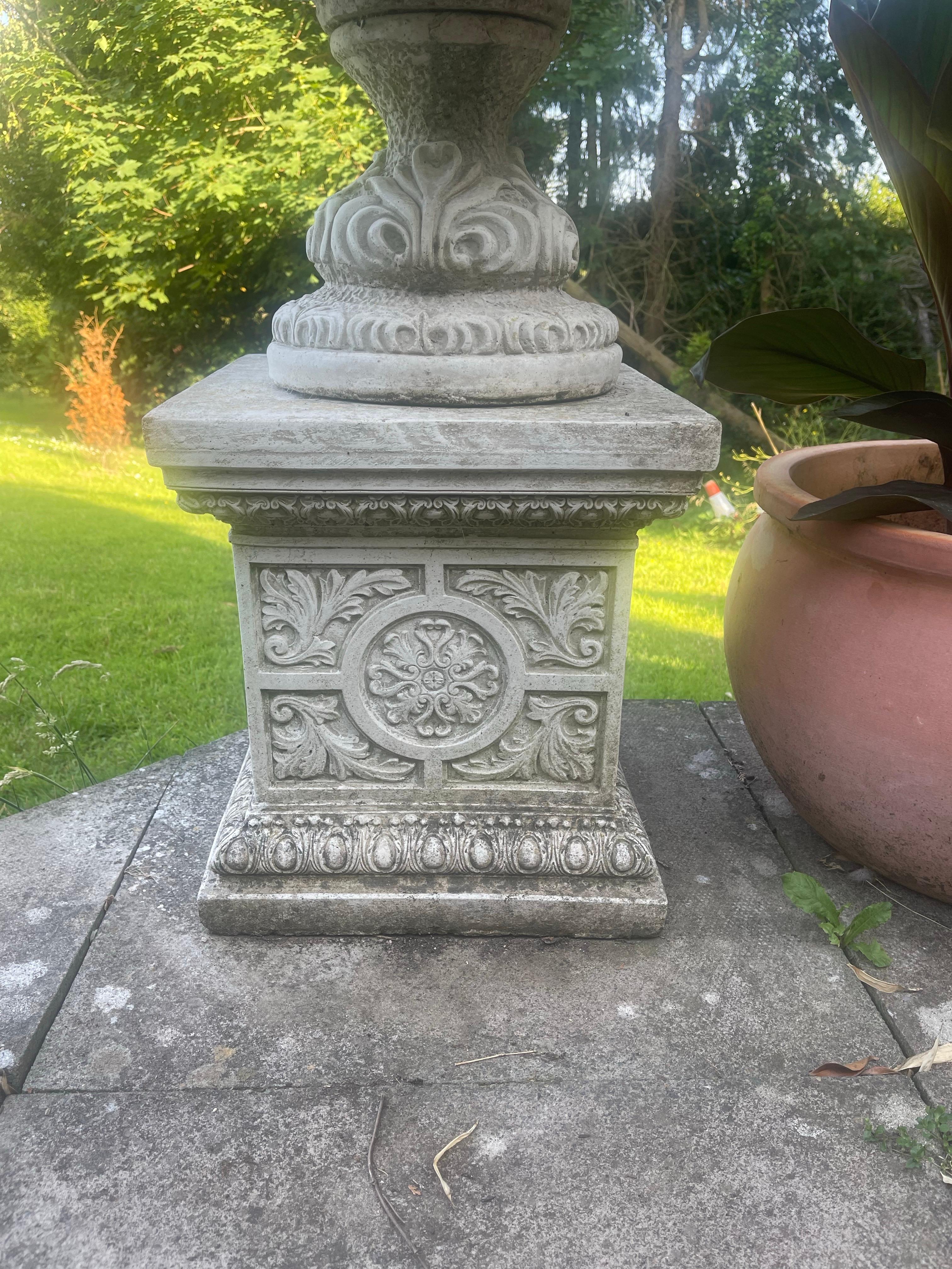 Zwei große Gartenurnen aus Verbundstein im klassischen Stil auf Sockeln im Angebot 8
