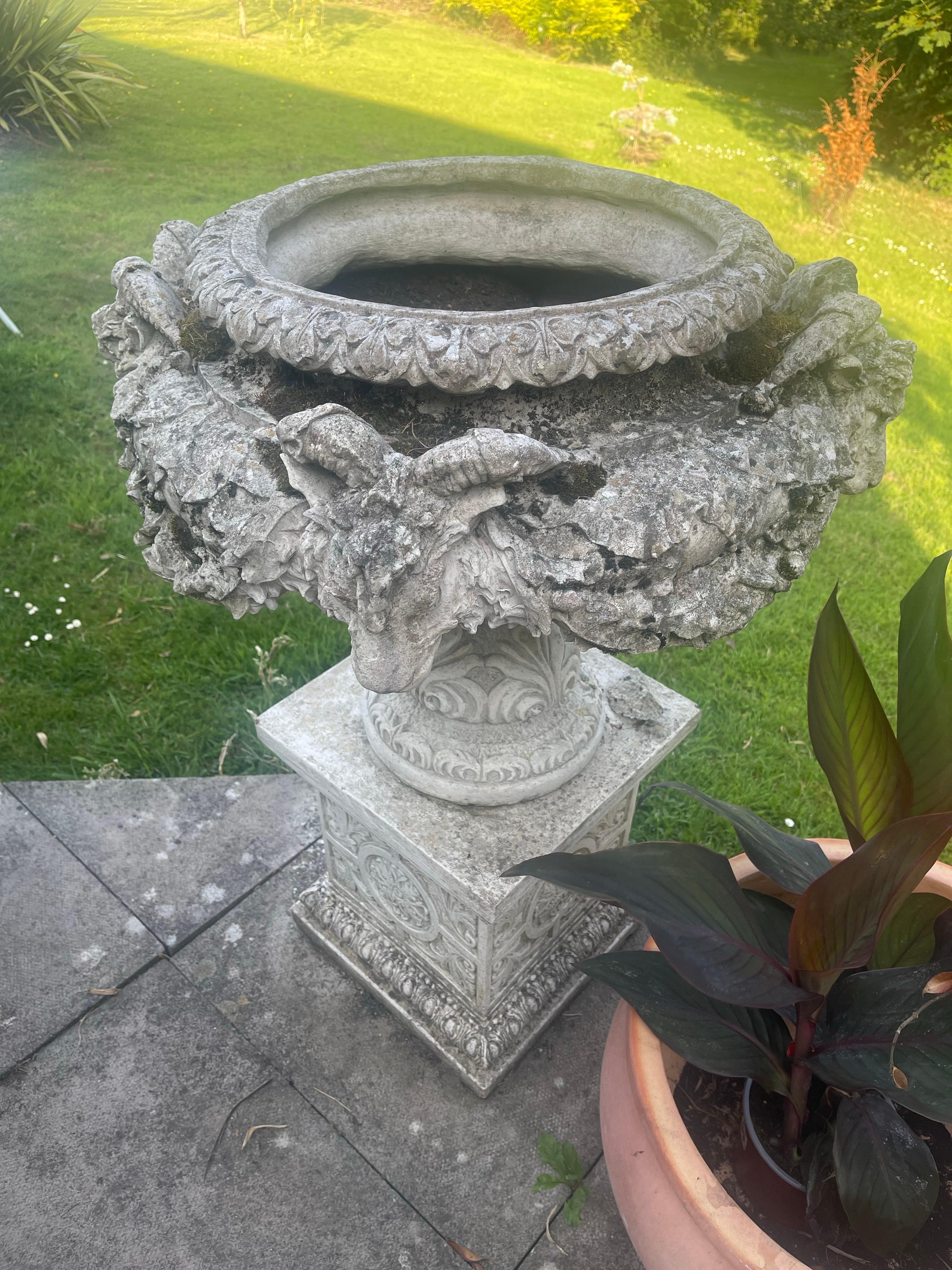 Zwei große Gartenurnen aus Verbundstein im klassischen Stil auf Sockeln

Ein auffälliges und sehr schweres Paar großer Gartenurnen auf separaten Sockeln, die vor etwa 20 Jahren von einem Künstler in den West Midlands in Auftrag gegeben wurden.

Jede