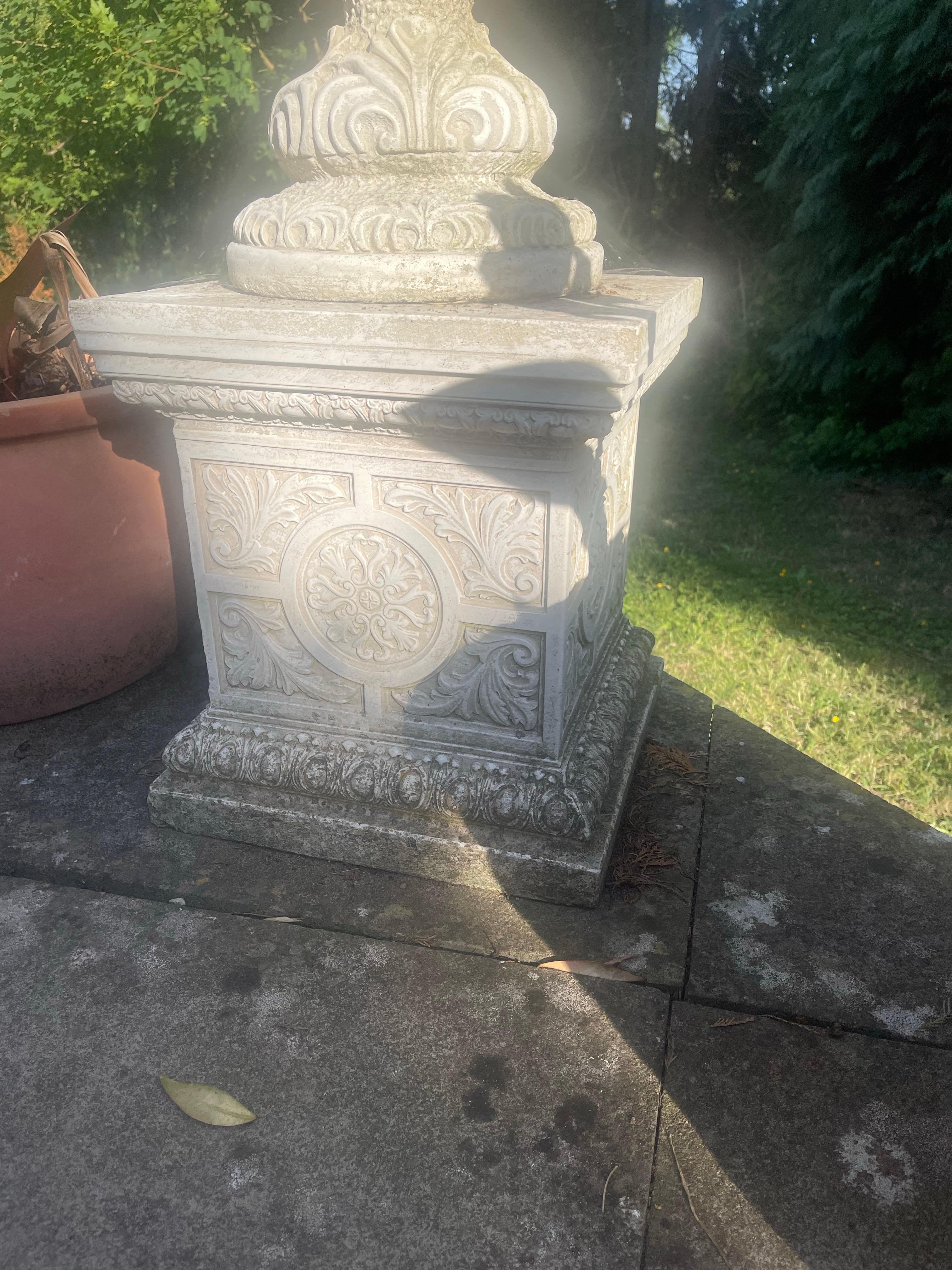 Zwei große Gartenurnen aus Verbundstein im klassischen Stil auf Sockeln im Zustand „Gut“ im Angebot in Worcester, GB