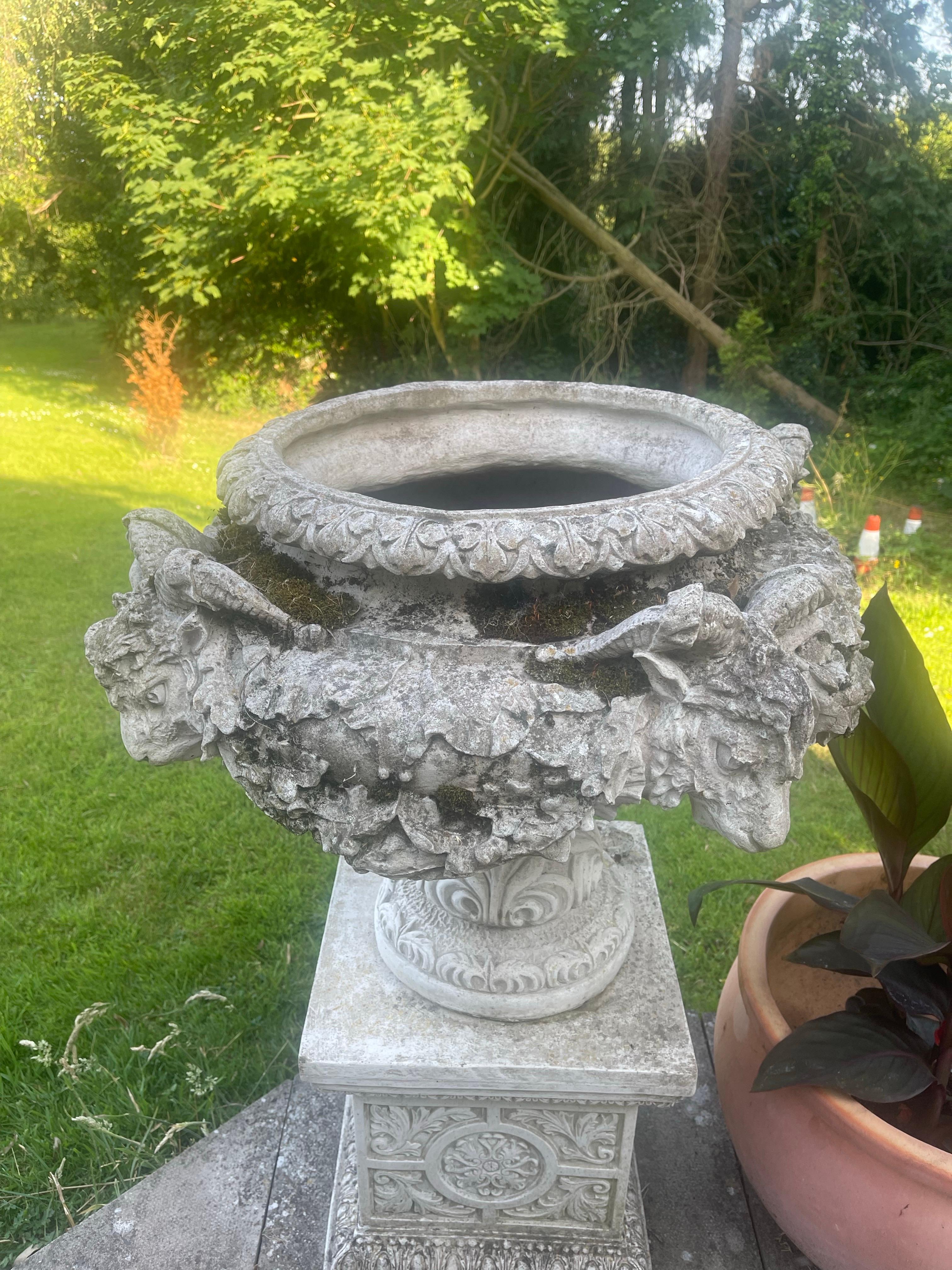 Zwei große Gartenurnen aus Verbundstein im klassischen Stil auf Sockeln (21. Jahrhundert und zeitgenössisch) im Angebot
