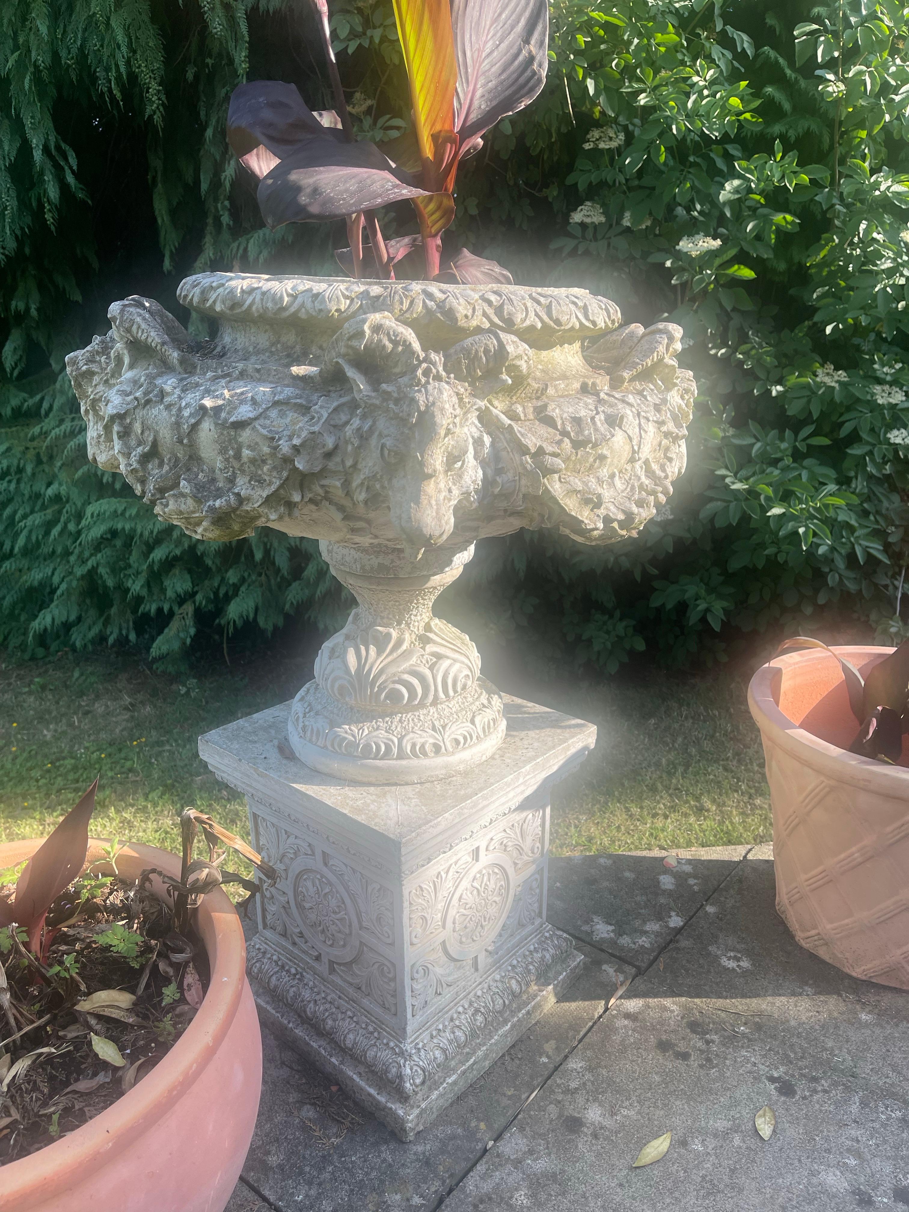 Zwei große Gartenurnen aus Verbundstein im klassischen Stil auf Sockeln (Zusammensetzung) im Angebot