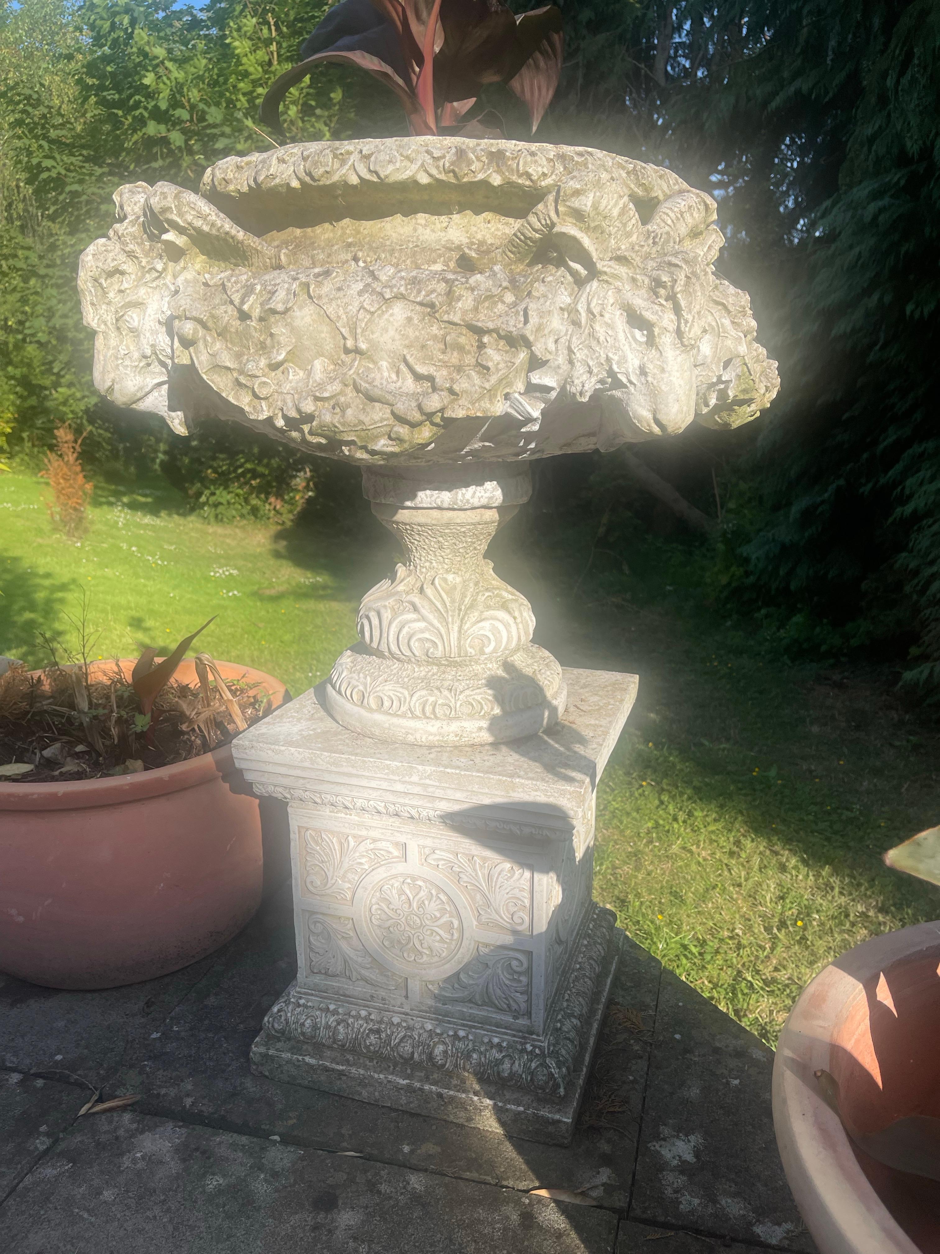 Zwei große Gartenurnen aus Verbundstein im klassischen Stil auf Sockeln im Angebot 1