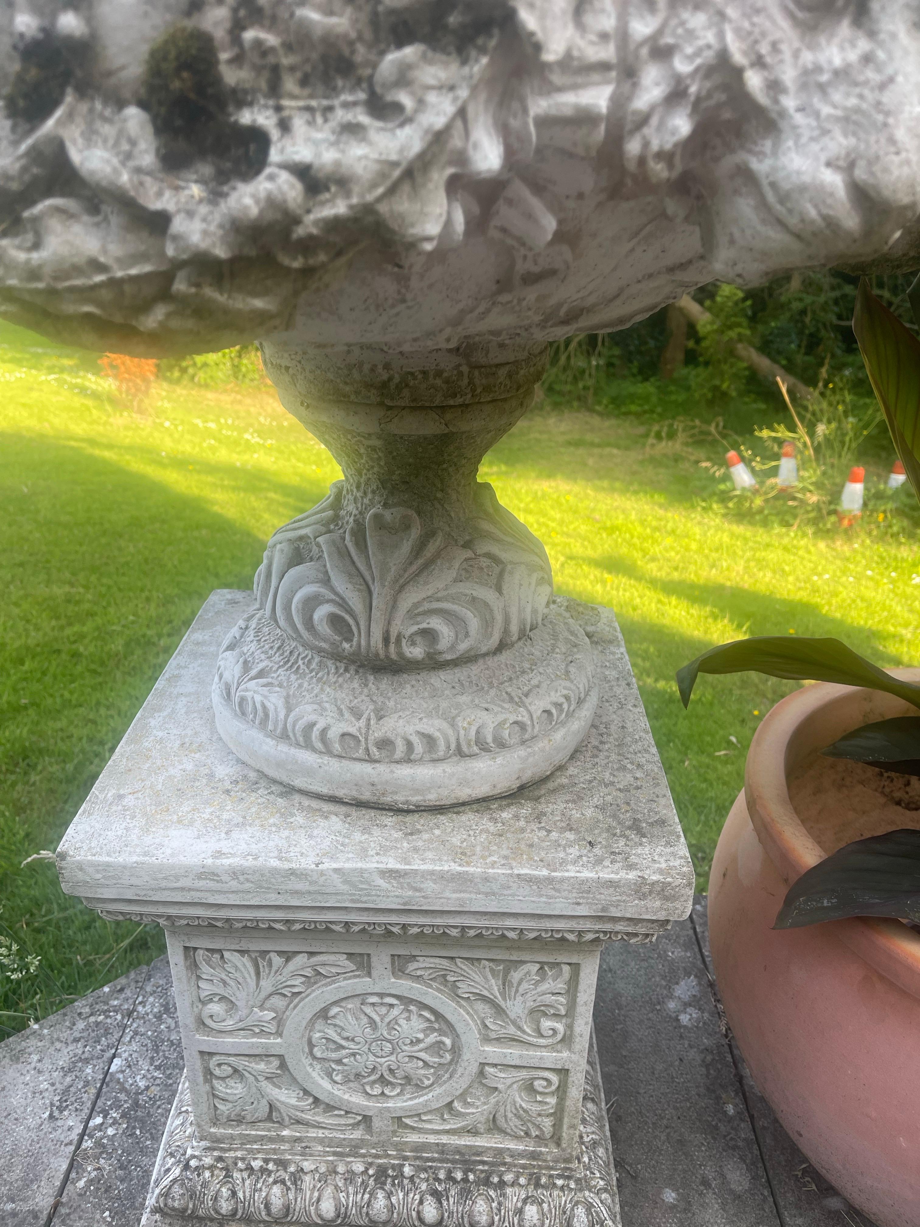 Zwei große Gartenurnen aus Verbundstein im klassischen Stil auf Sockeln im Angebot 2