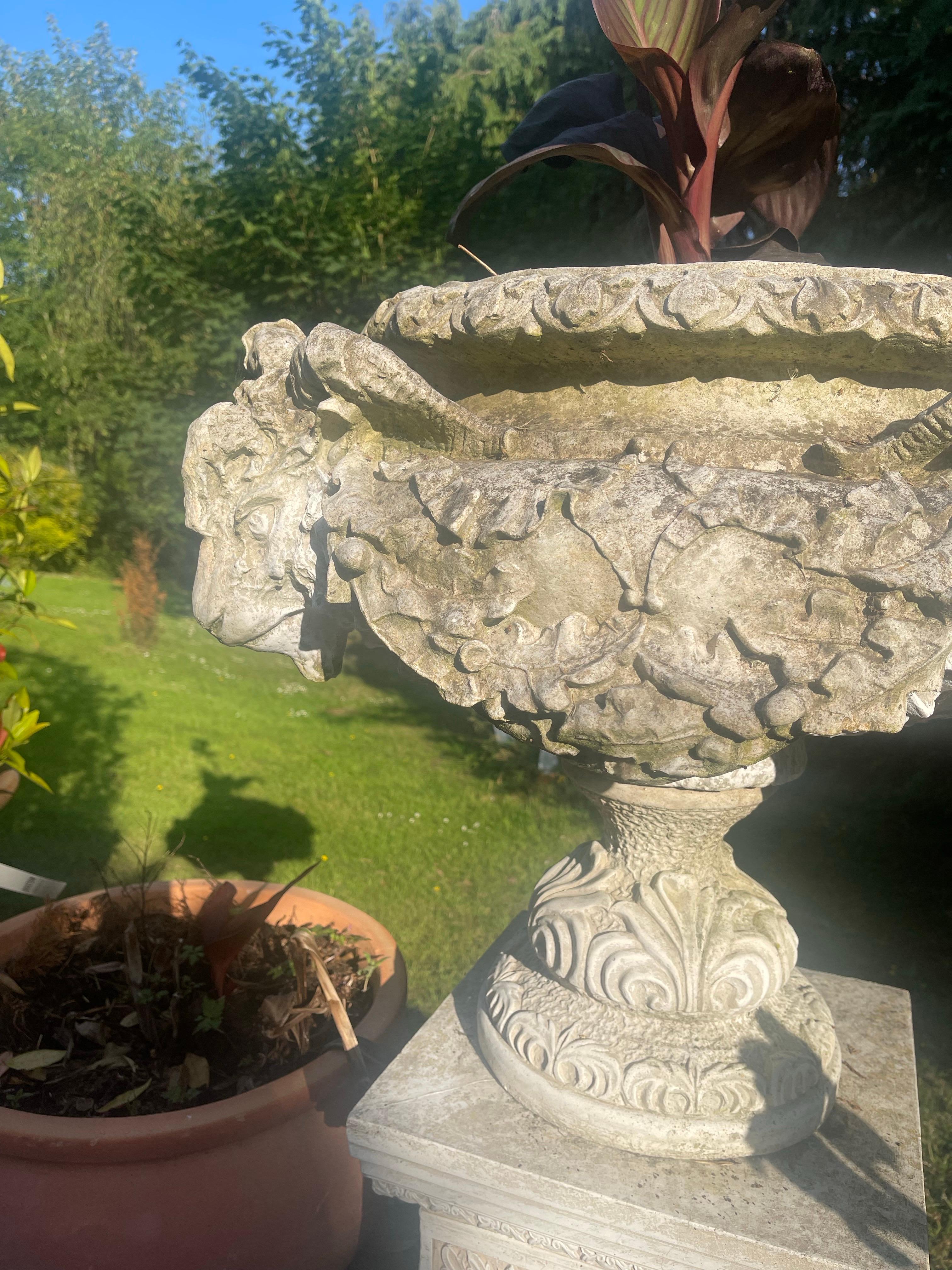 Zwei große Gartenurnen aus Verbundstein im klassischen Stil auf Sockeln im Angebot 3