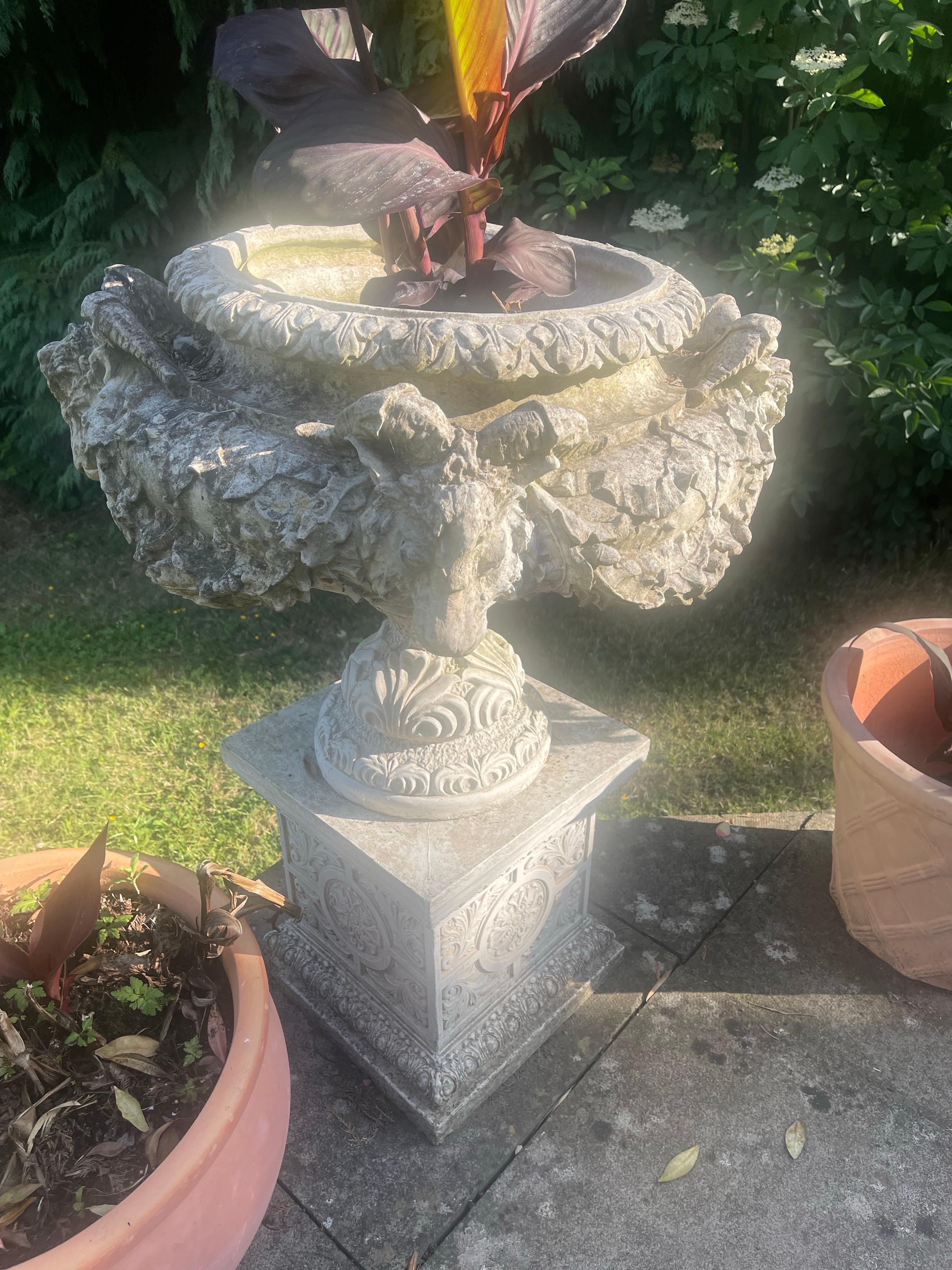 Zwei große Gartenurnen aus Verbundstein im klassischen Stil auf Sockeln im Angebot 4