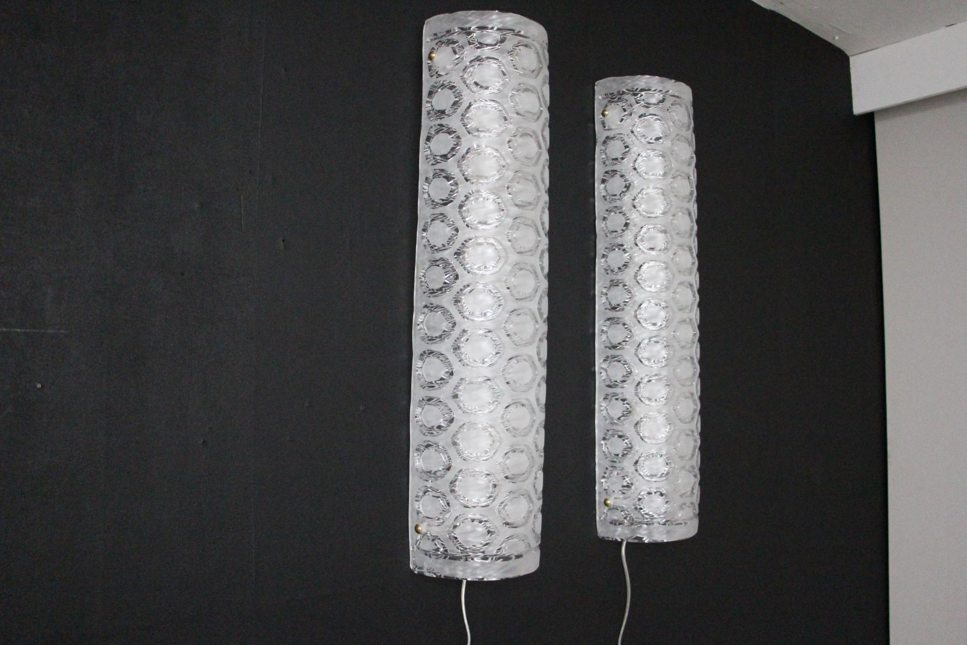 Pair of Large Clear and White Textured Murano Glass Wall Sconces, Wall Lights In Excellent Condition For Sale In Saint-Ouen, FR