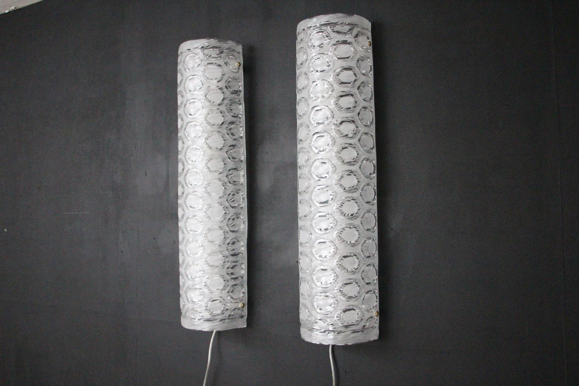 Contemporary Pair of Large Clear and White Textured Murano Glass Wall Sconces, Wall Lights For Sale