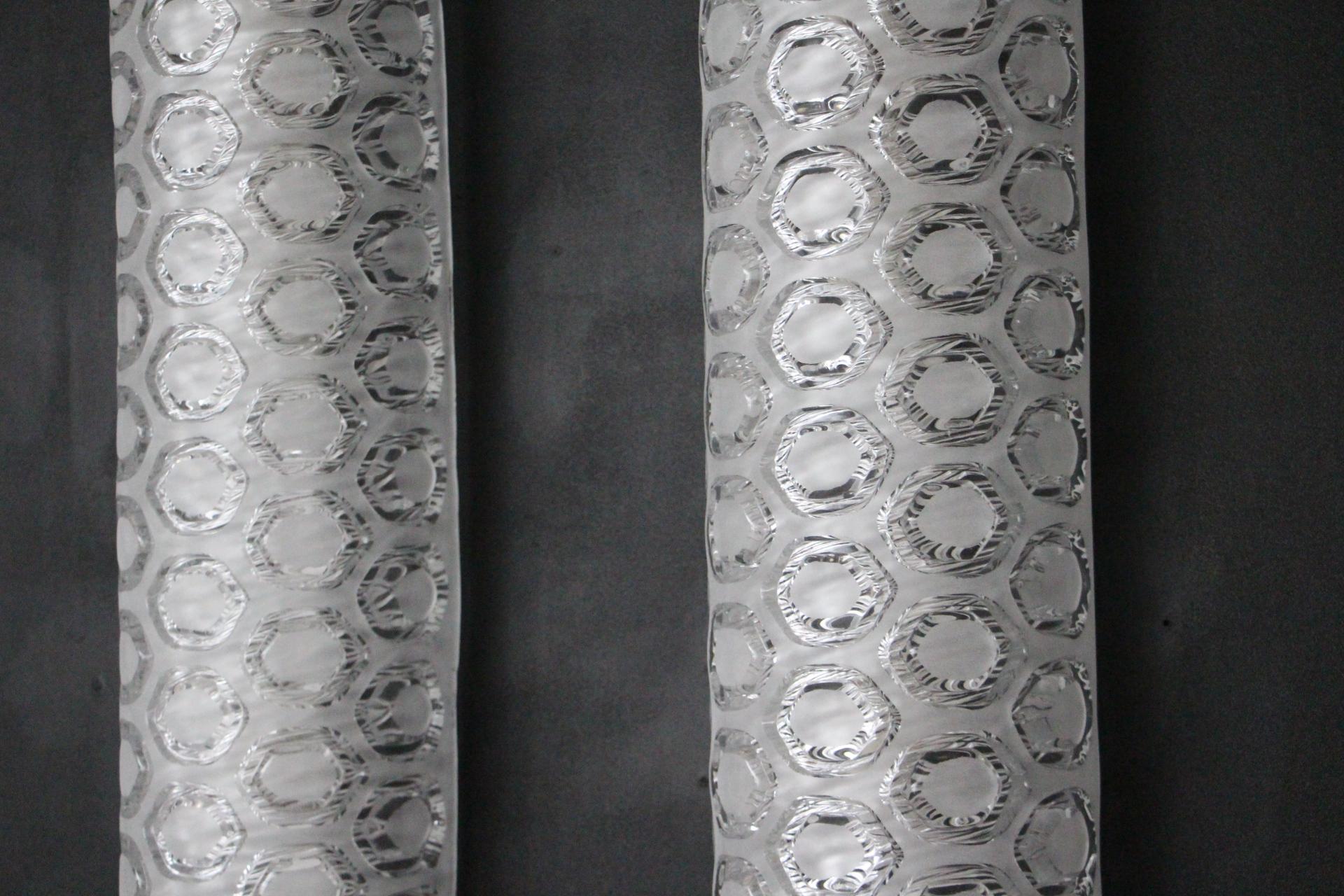 Paar große Wandleuchten aus klarem und weißem, strukturiertem Muranoglas, Wandleuchten im Angebot 1