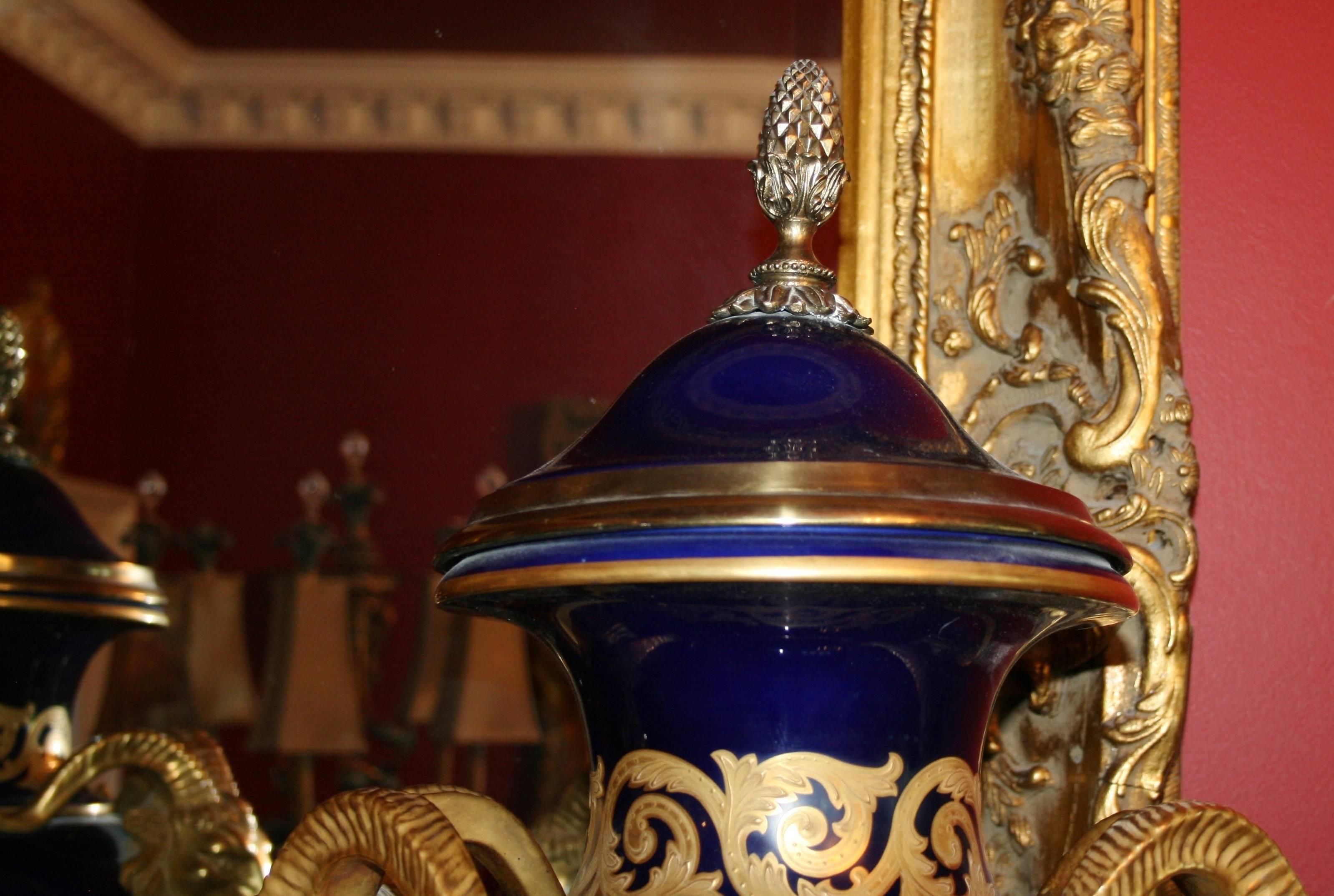 Pair of Large Cobalt Blue Lidded Urns with Gilt Rams Head Handles In Good Condition For Sale In Worcester, Worcestershire