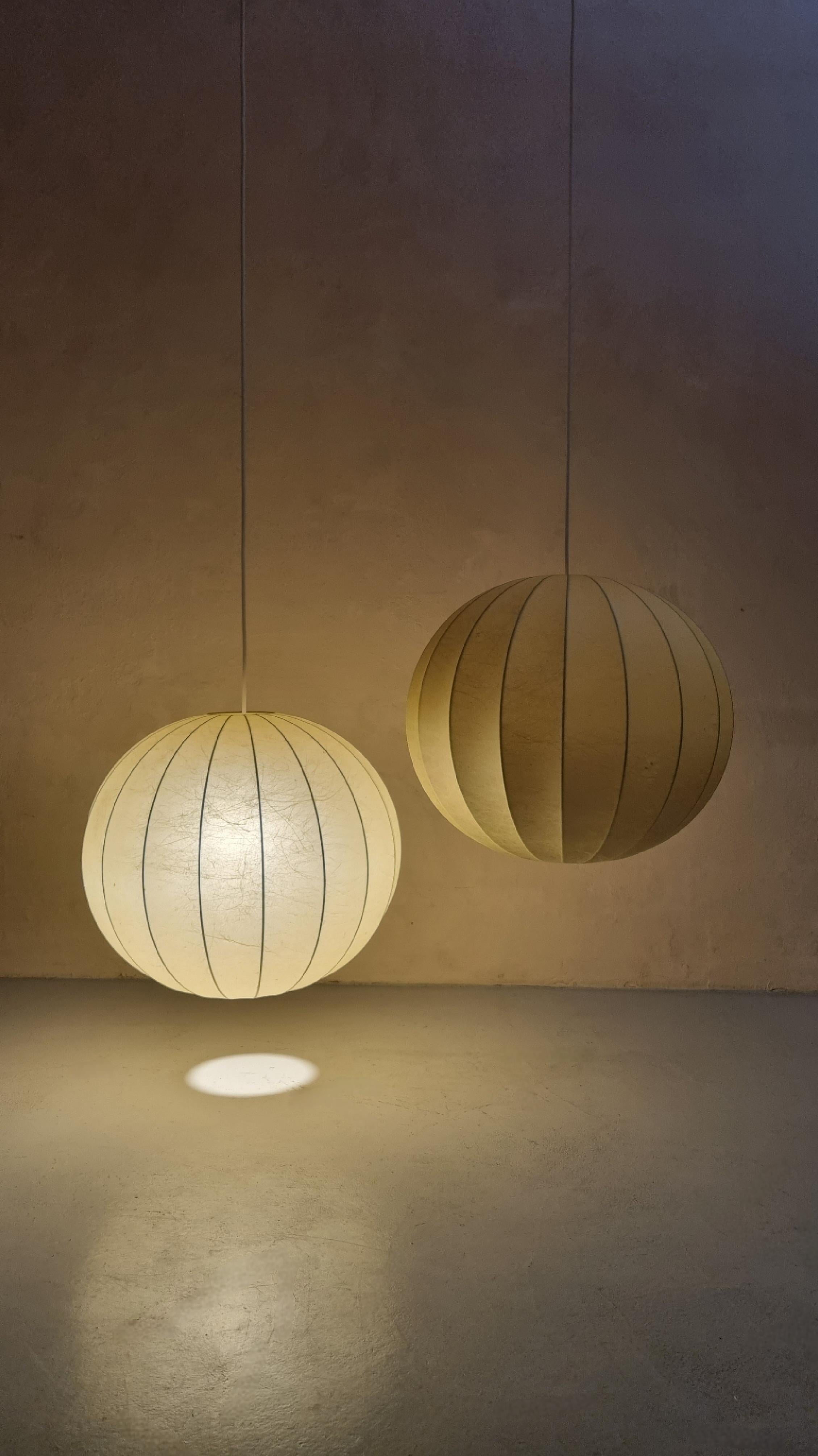 Grandes lampes à suspension Cocoon, années 1960.
Structure interne en acier revêtue de blanc, pulvérisée de résine spéciale cocoon.
Excellent état.
Système électrique remplacé par un professionnel, recâblé.
Une patine étonnante.