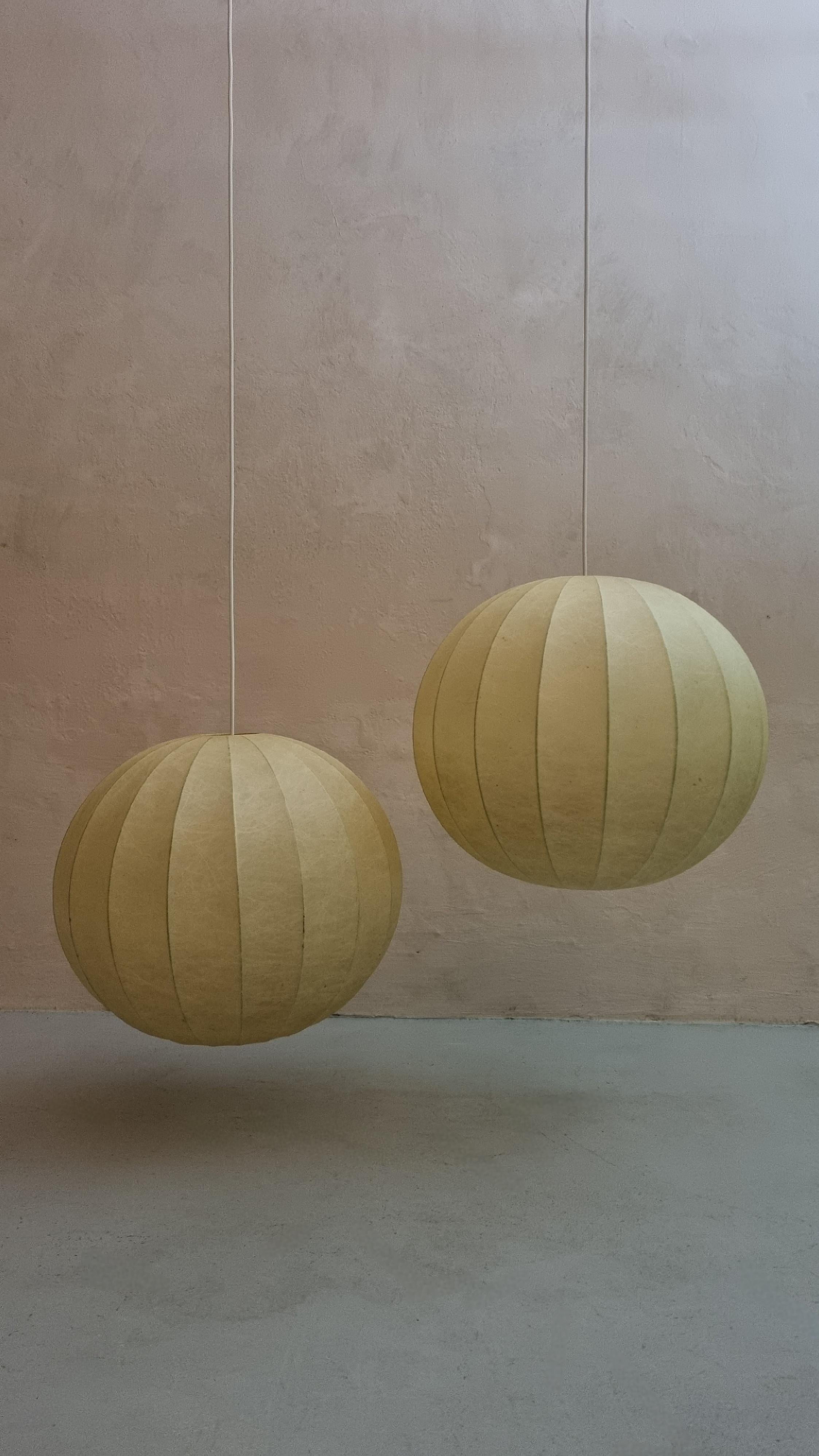 Mid-Century Modern Paire de grandes lampes à suspension cocon, fabrication italienne, années 1960 en vente