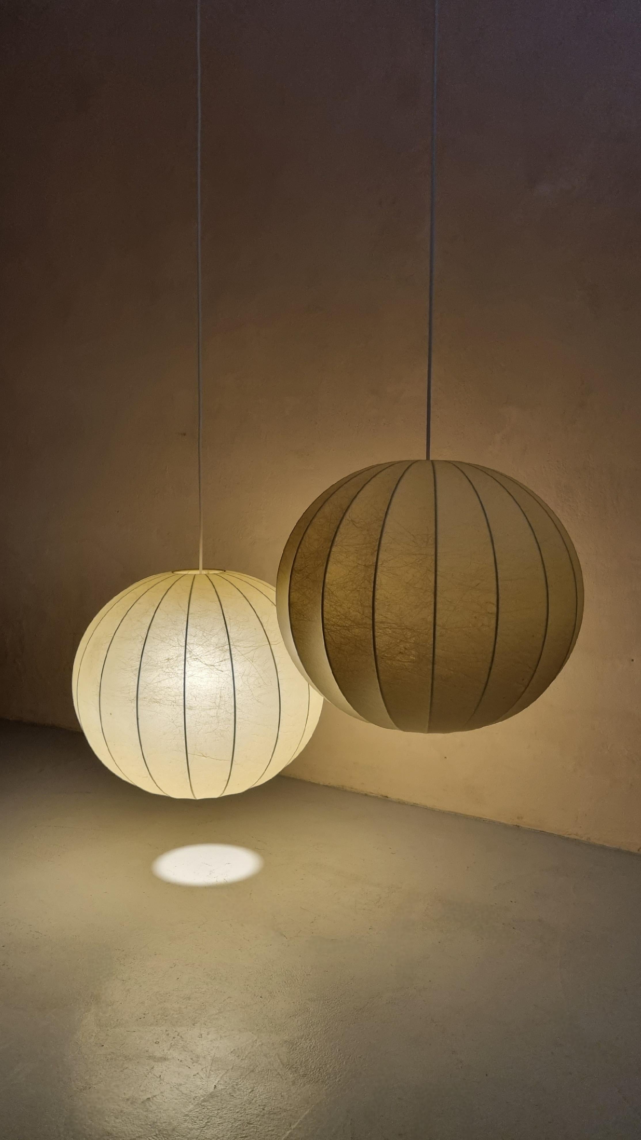 Paire de grandes lampes à suspension cocon, fabrication italienne, années 1960 Bon état - En vente à Arezzo, Italy